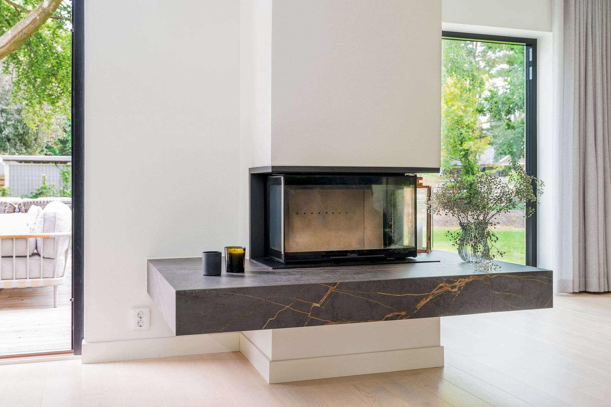 Unik glasad kamin i ett unik arkitektritat stenhus från dast