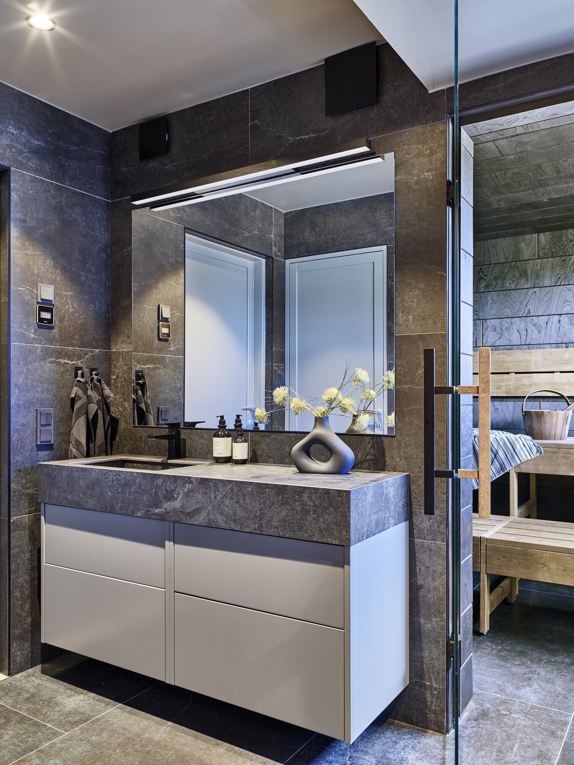 Badrum med gedigna material i dast stenhus