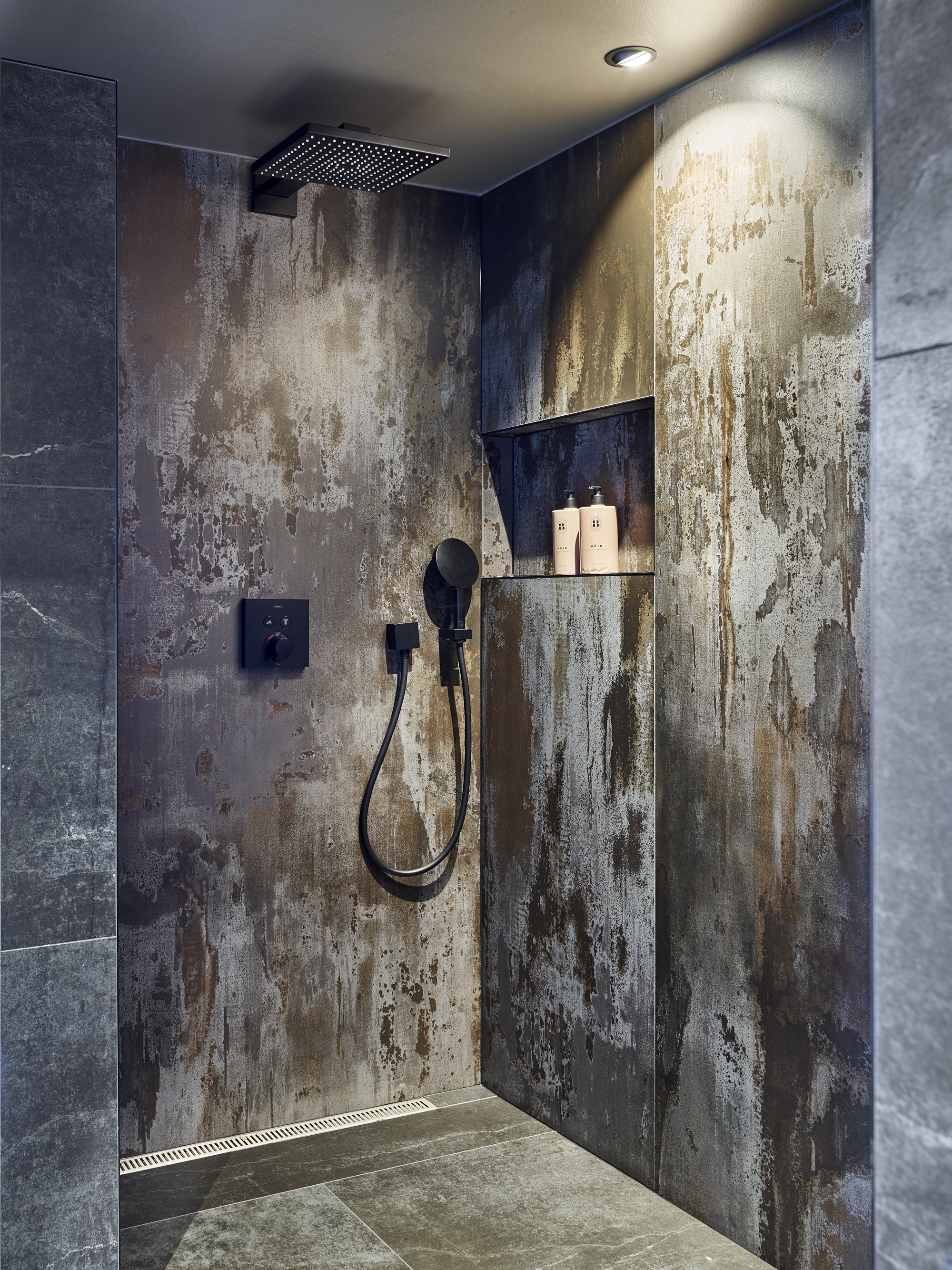 Läcker dusch i arkitektritat dast stenhus