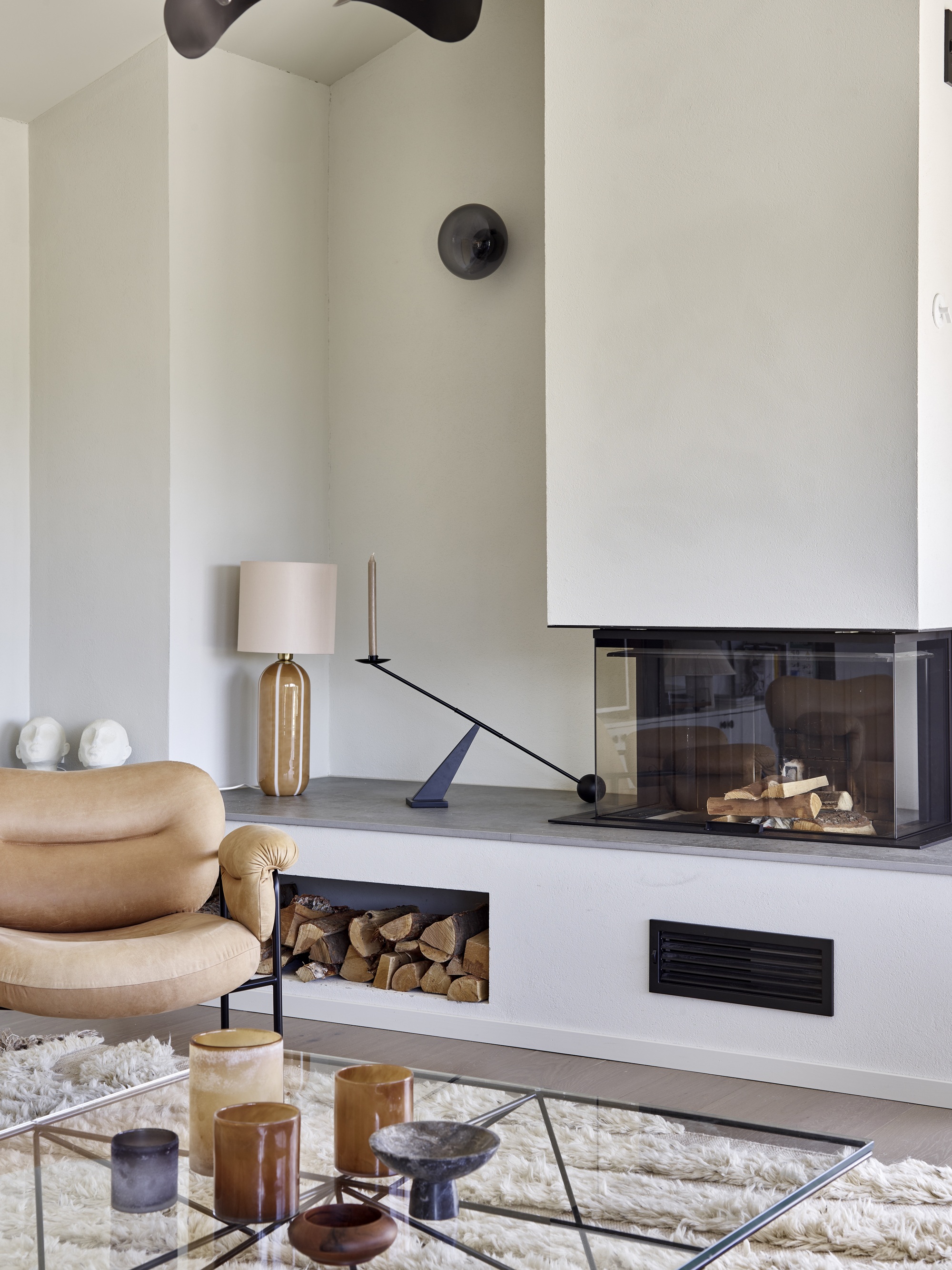 En unik kamin med glas på tre sidor i ett arkitektritat stenhus från dast