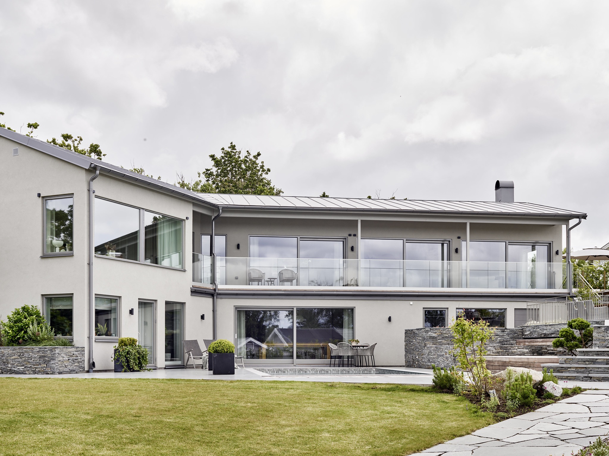 Modernt sobert hus i två plan från dast stenhus