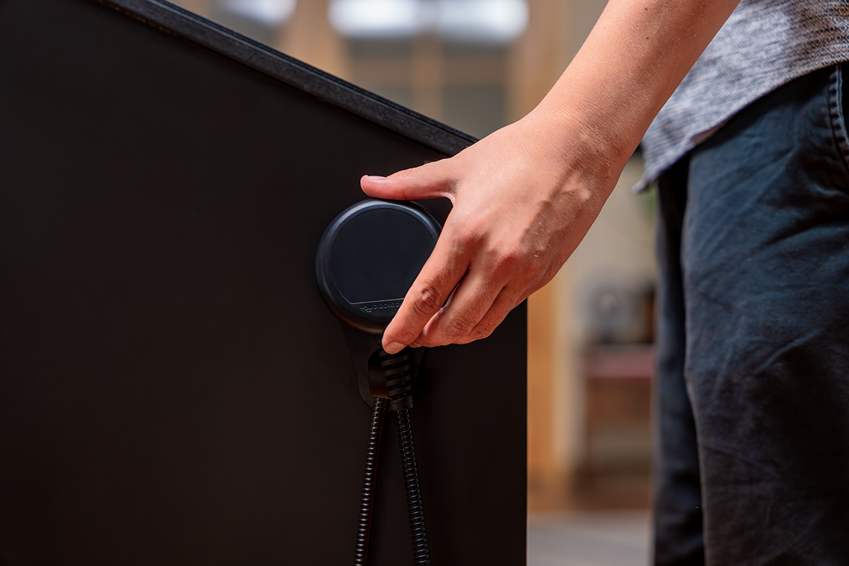 The handset is installed on the side of the kiosk, and features a magnetic mount and durable cable to ensure easy, long-term use.