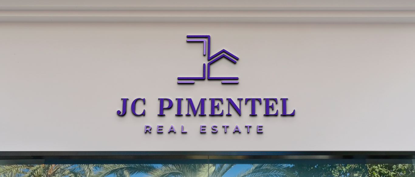 Logo en fachada de JC Pimentel