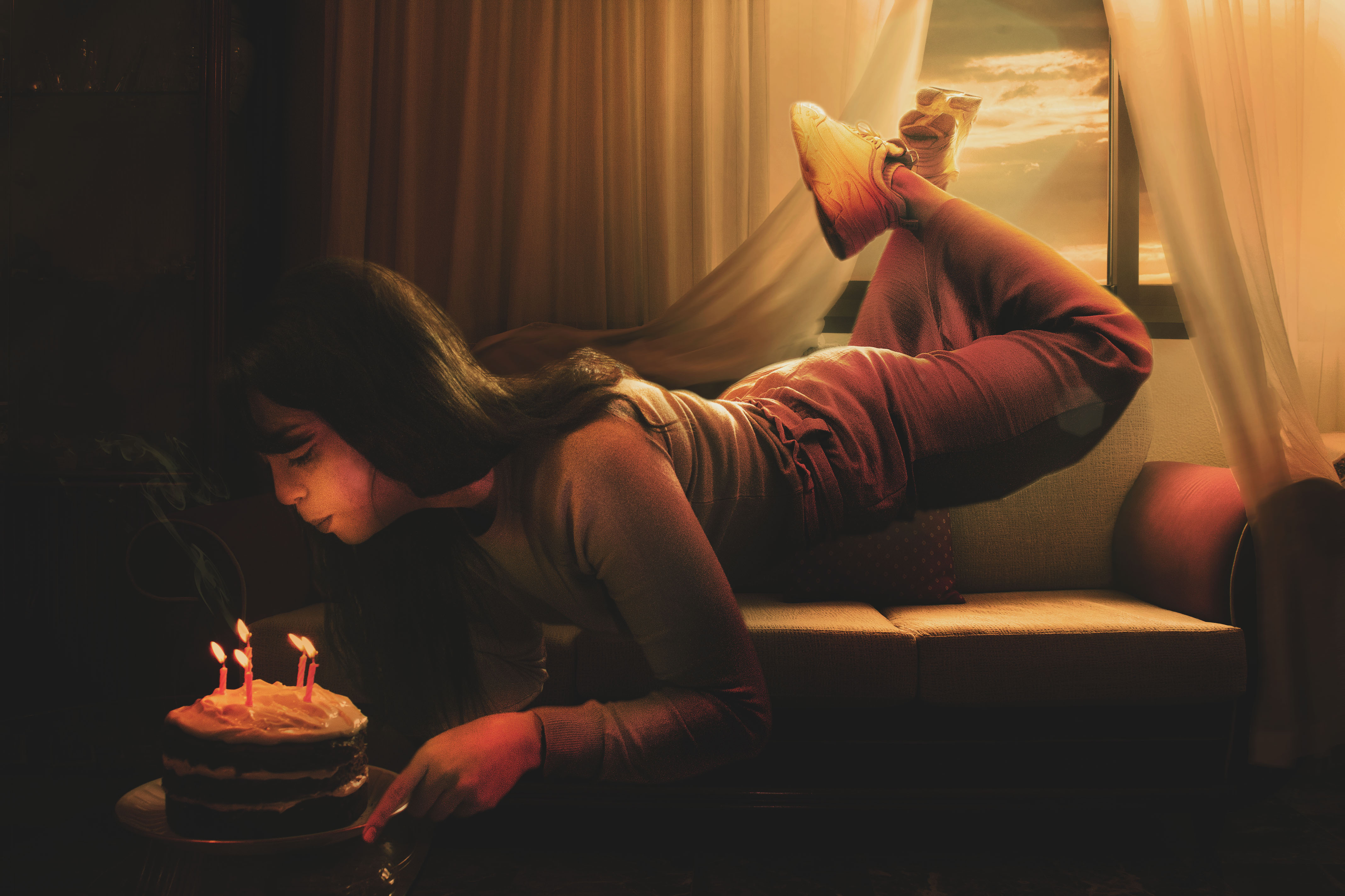 Afuentesal soplando velas de tarta mientras levita