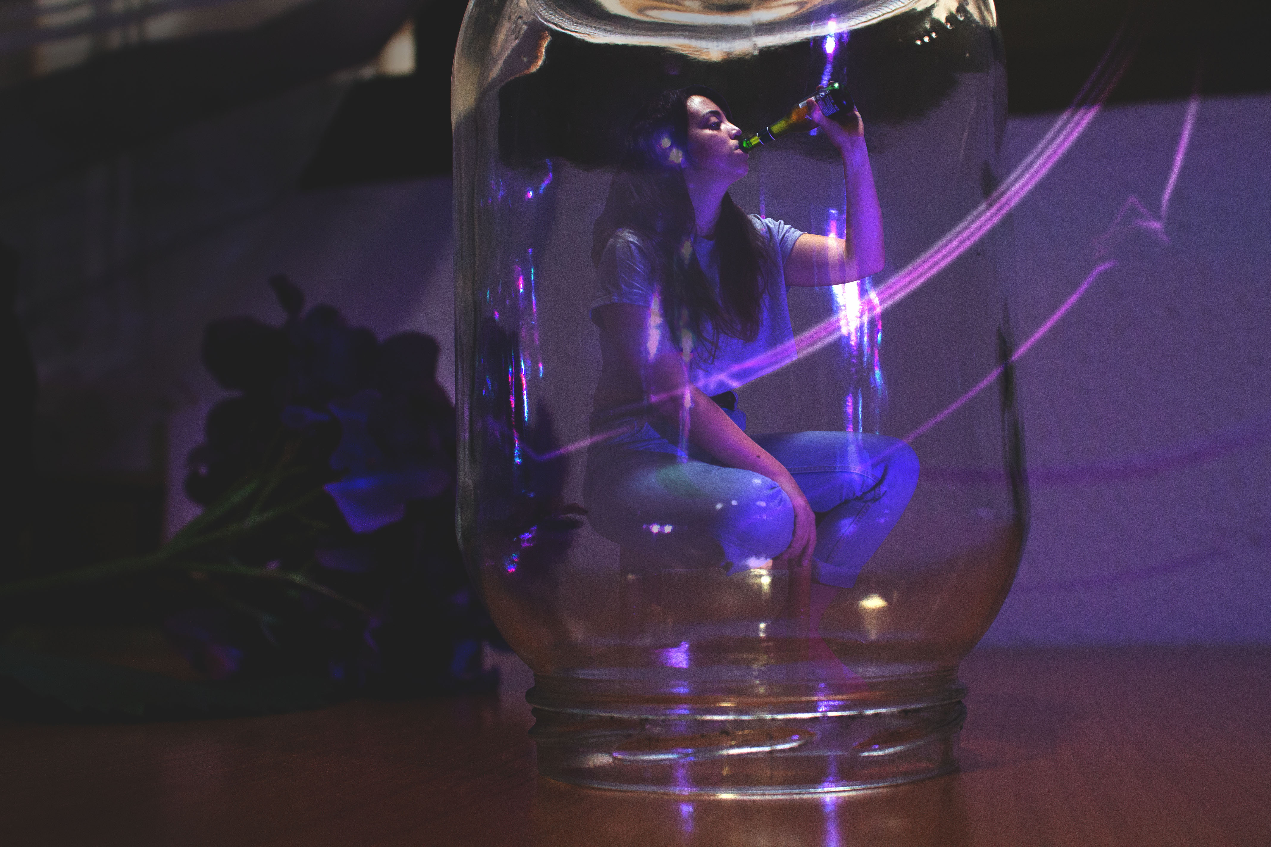 Afuentesal dentro de un tarro de cristal bebiendo cerveza