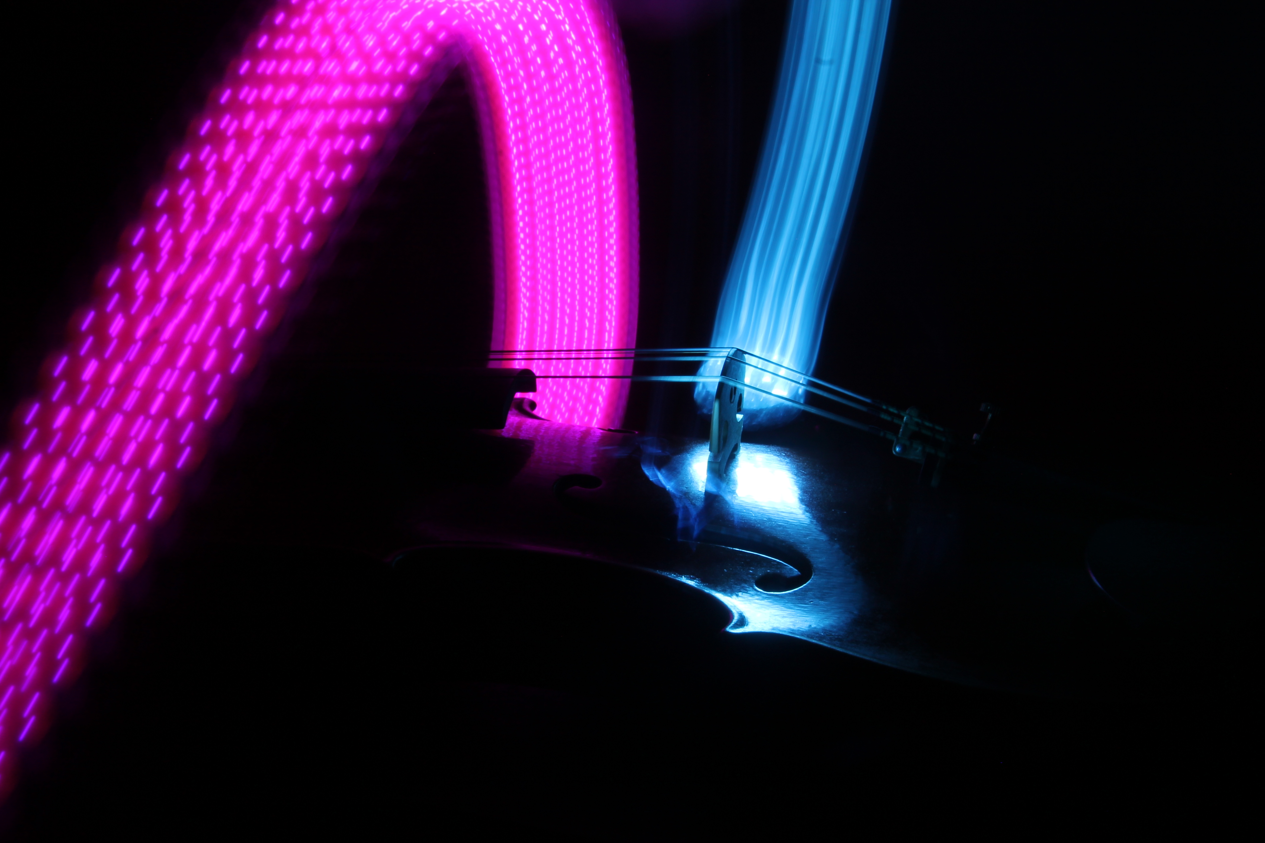 Violín con luces de colores