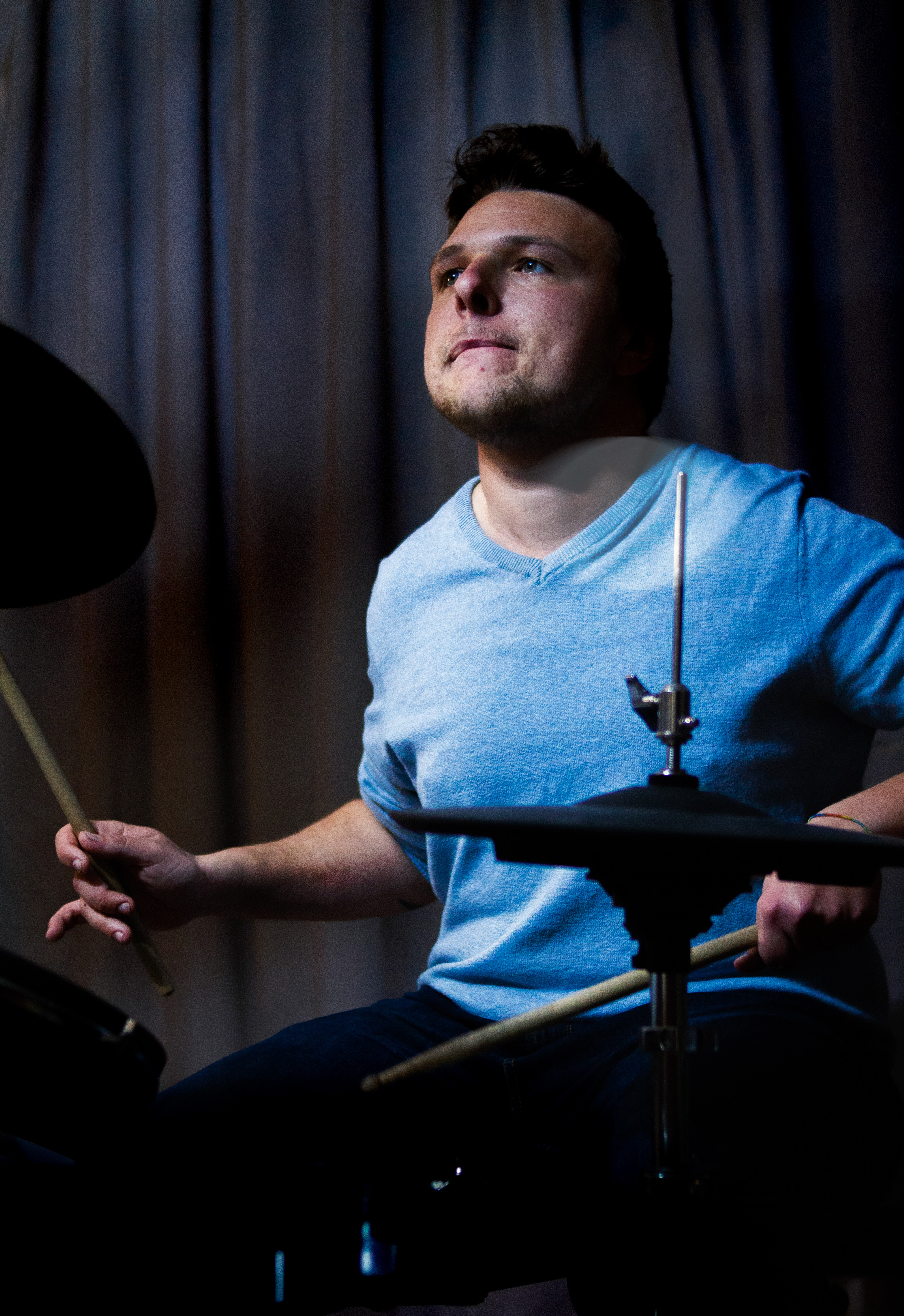 Retrato del batería de Soulnami mientras toca la batería