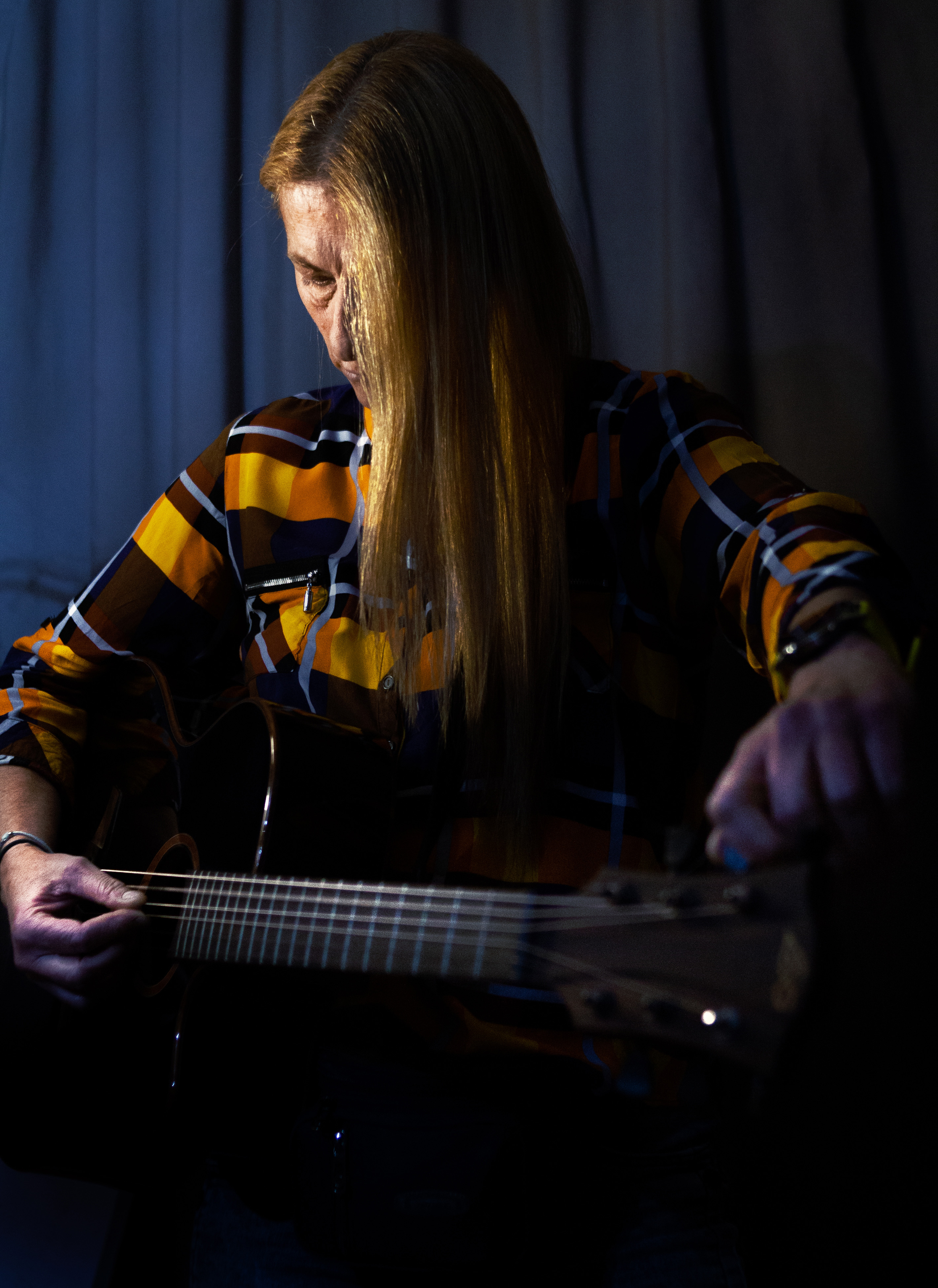 Guitarrista de Soulnami mientras afina las cuerdas