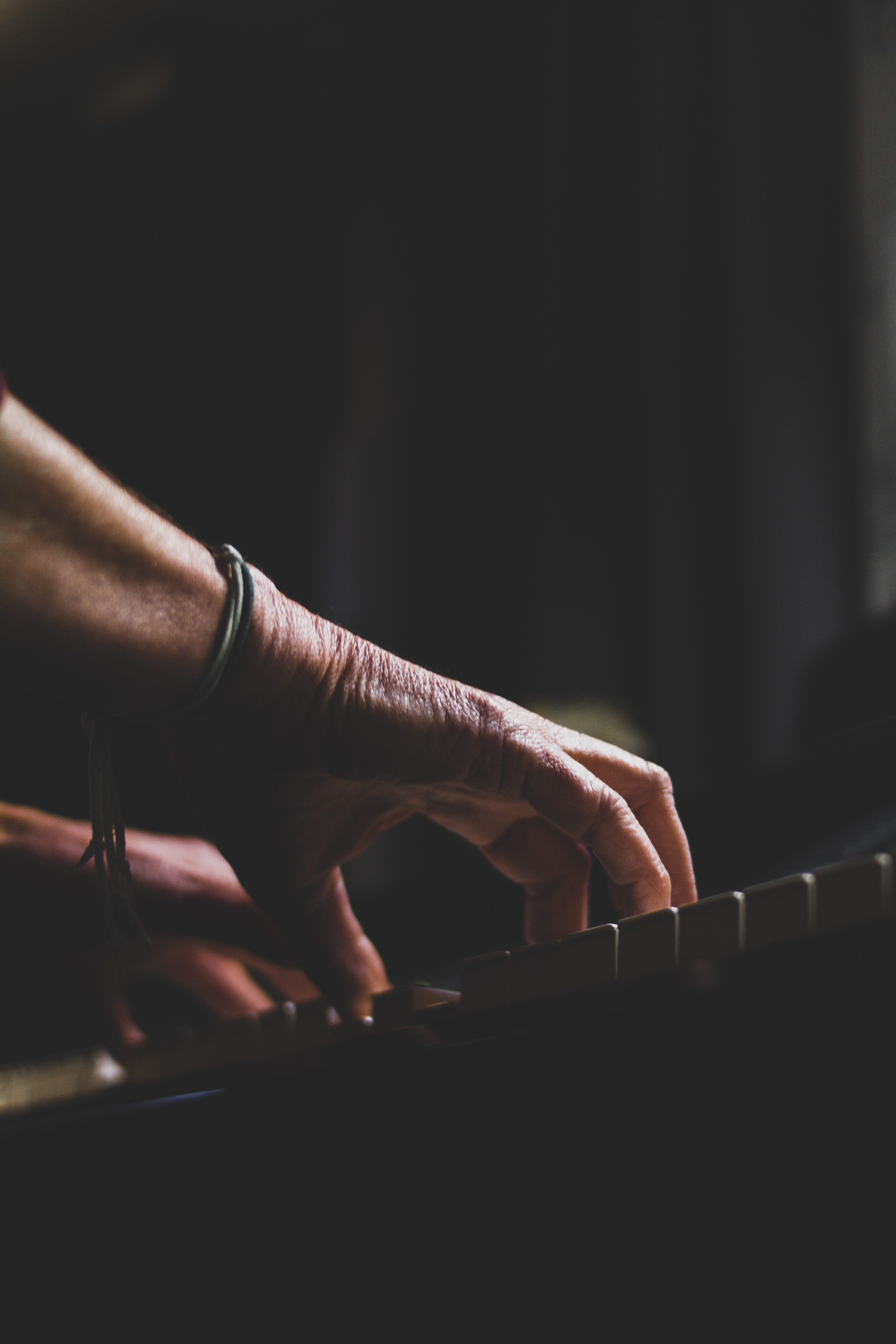 Primer plano de las manos de la pianista de Soulnami