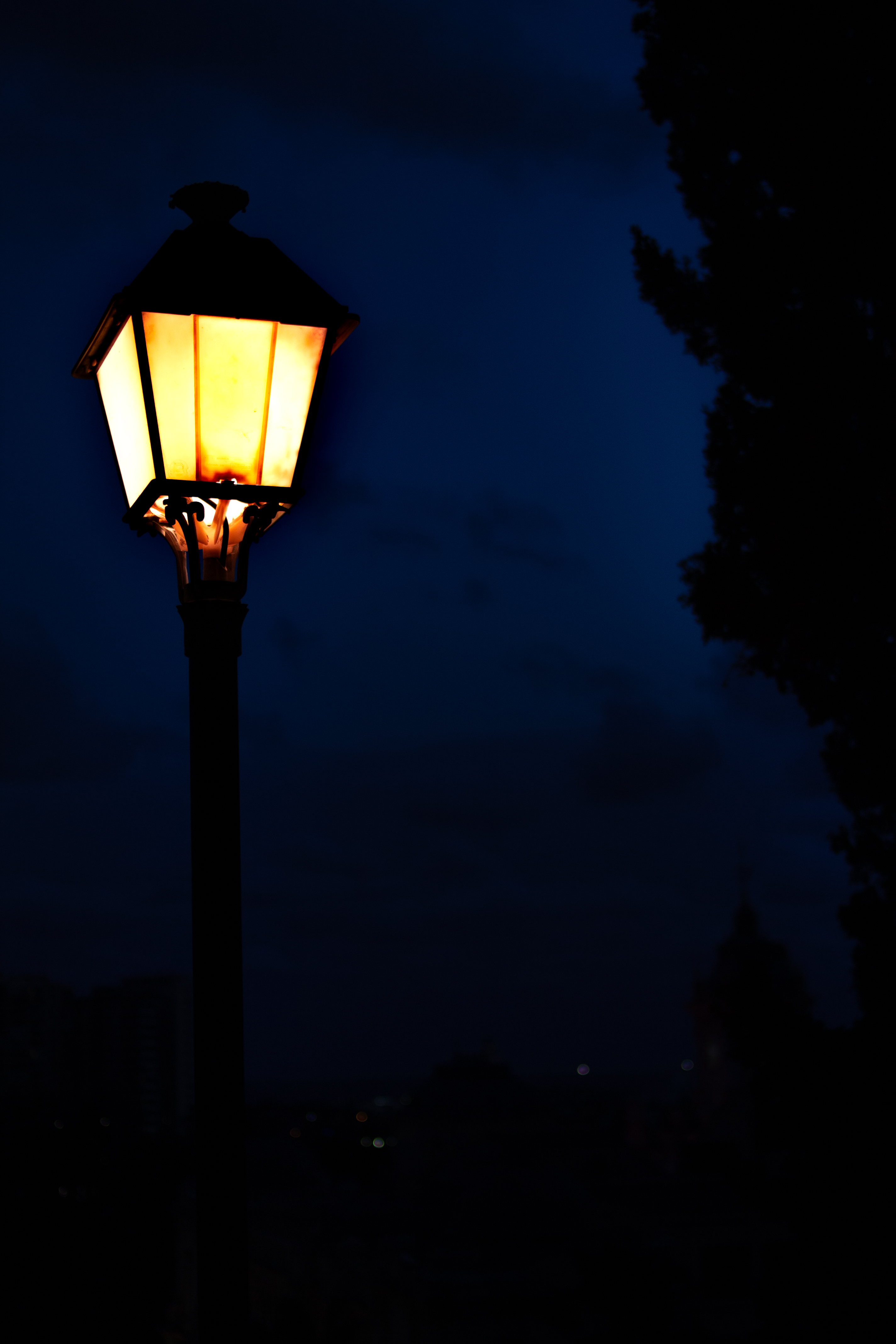 Farola encendida de noche