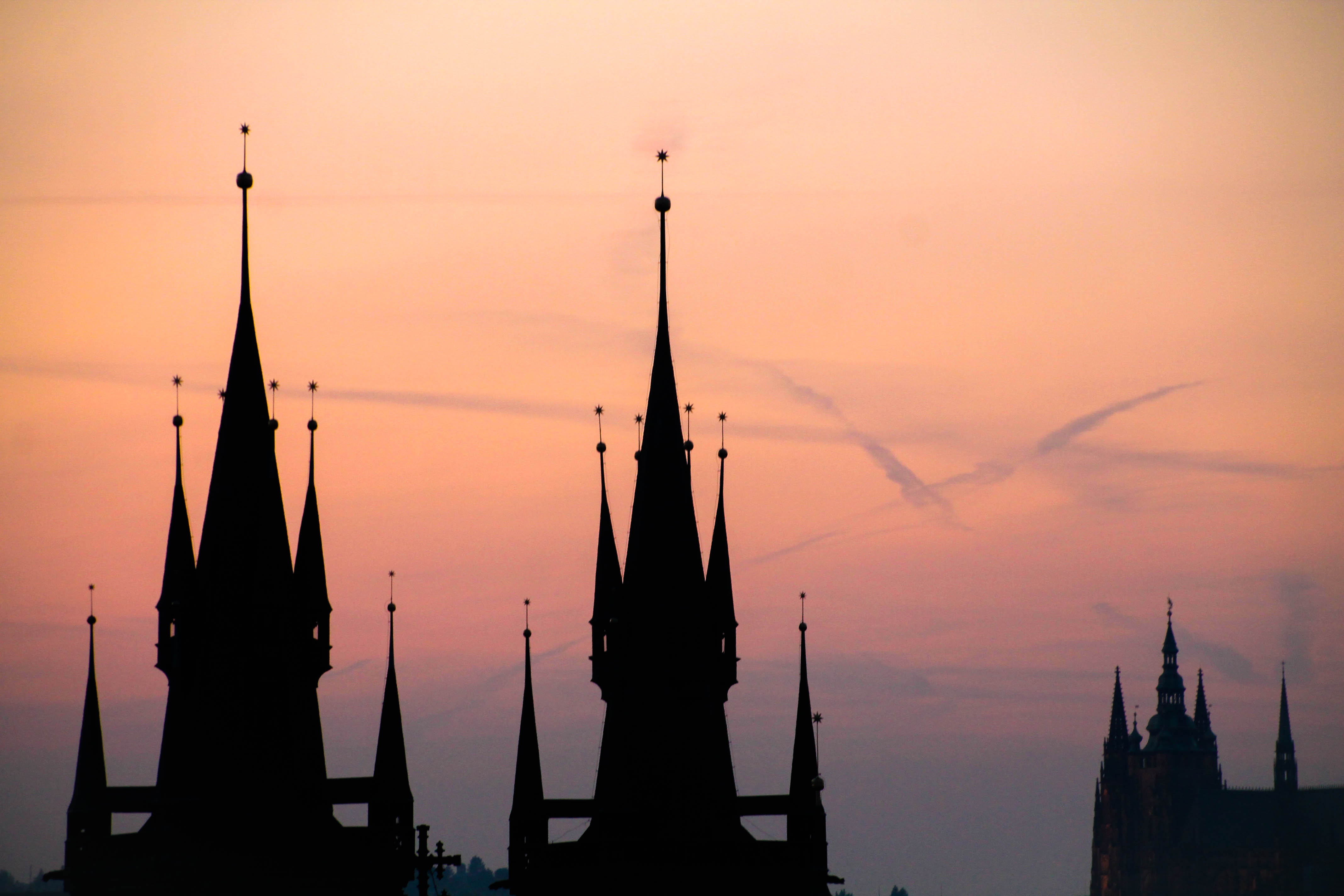 Atardecer en Praga con edificios en primer plano