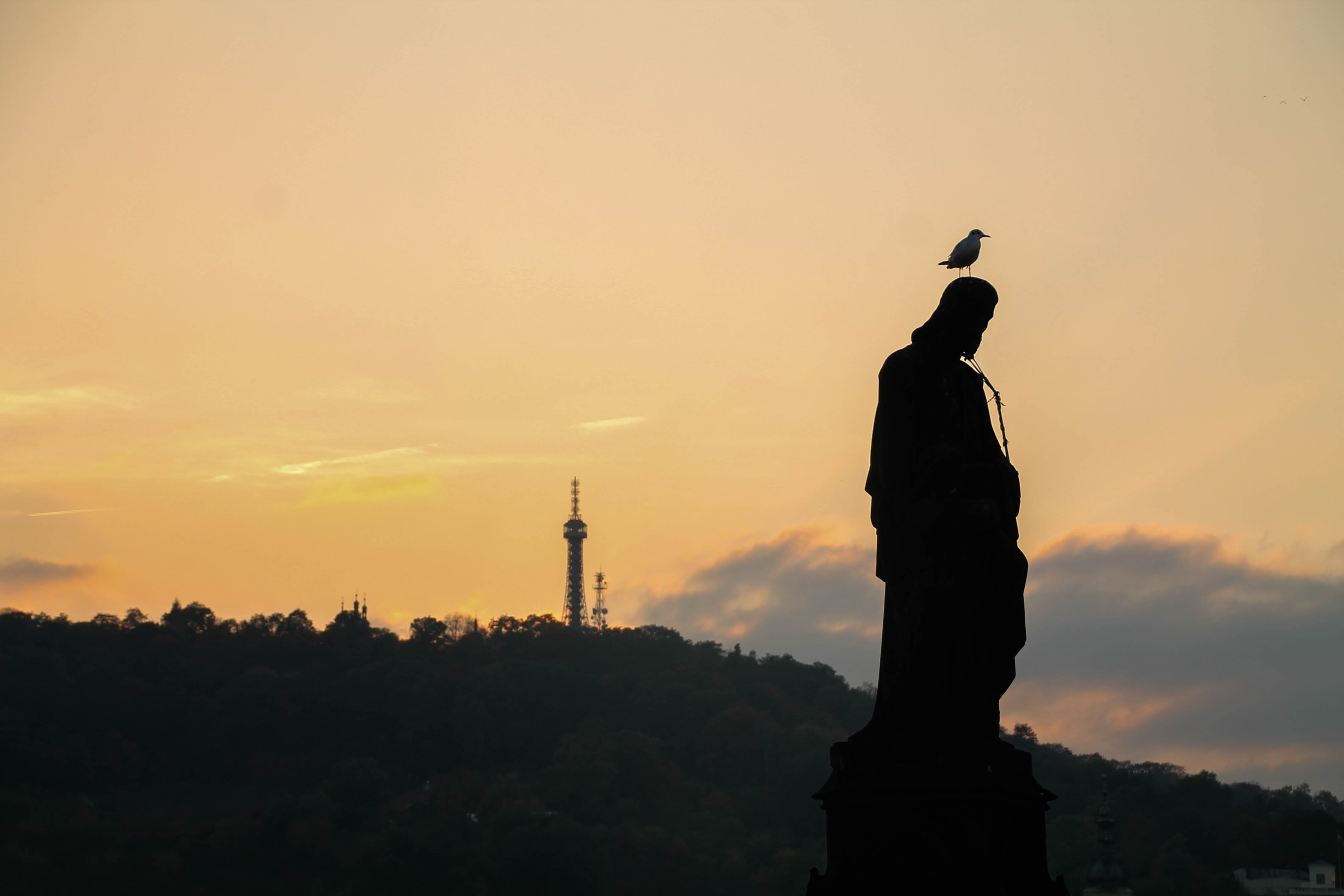 Atardecer en Praga con estatua en primer plano