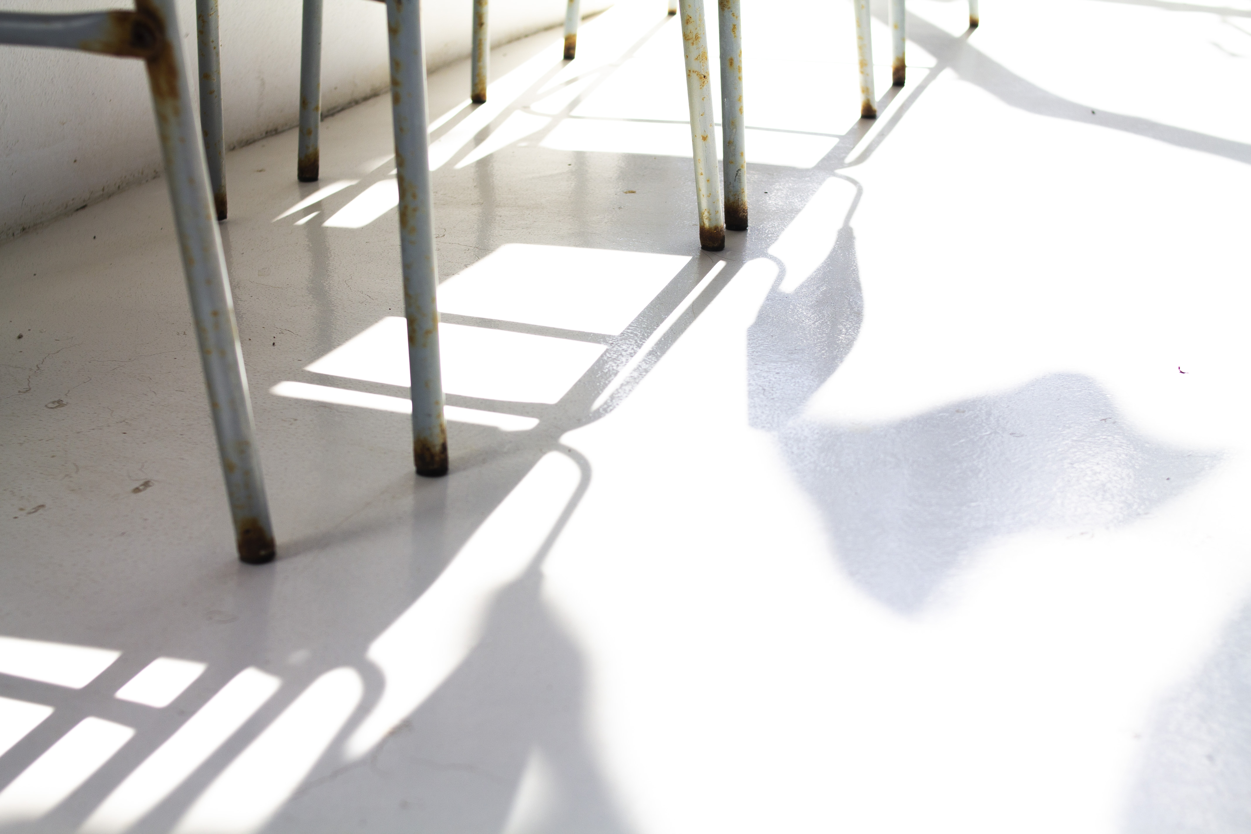 Foto picada de sillas en fila