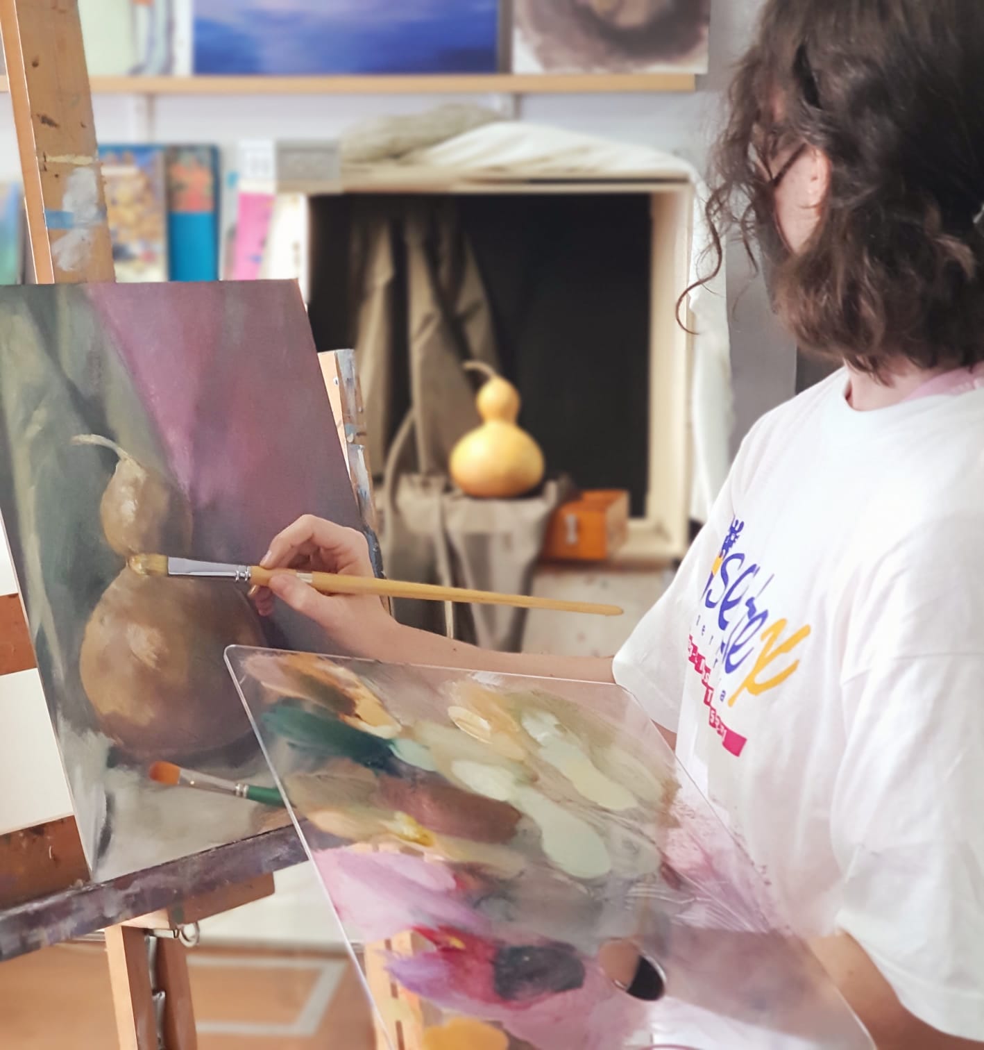 Almudena Fuentesal mientras pinta