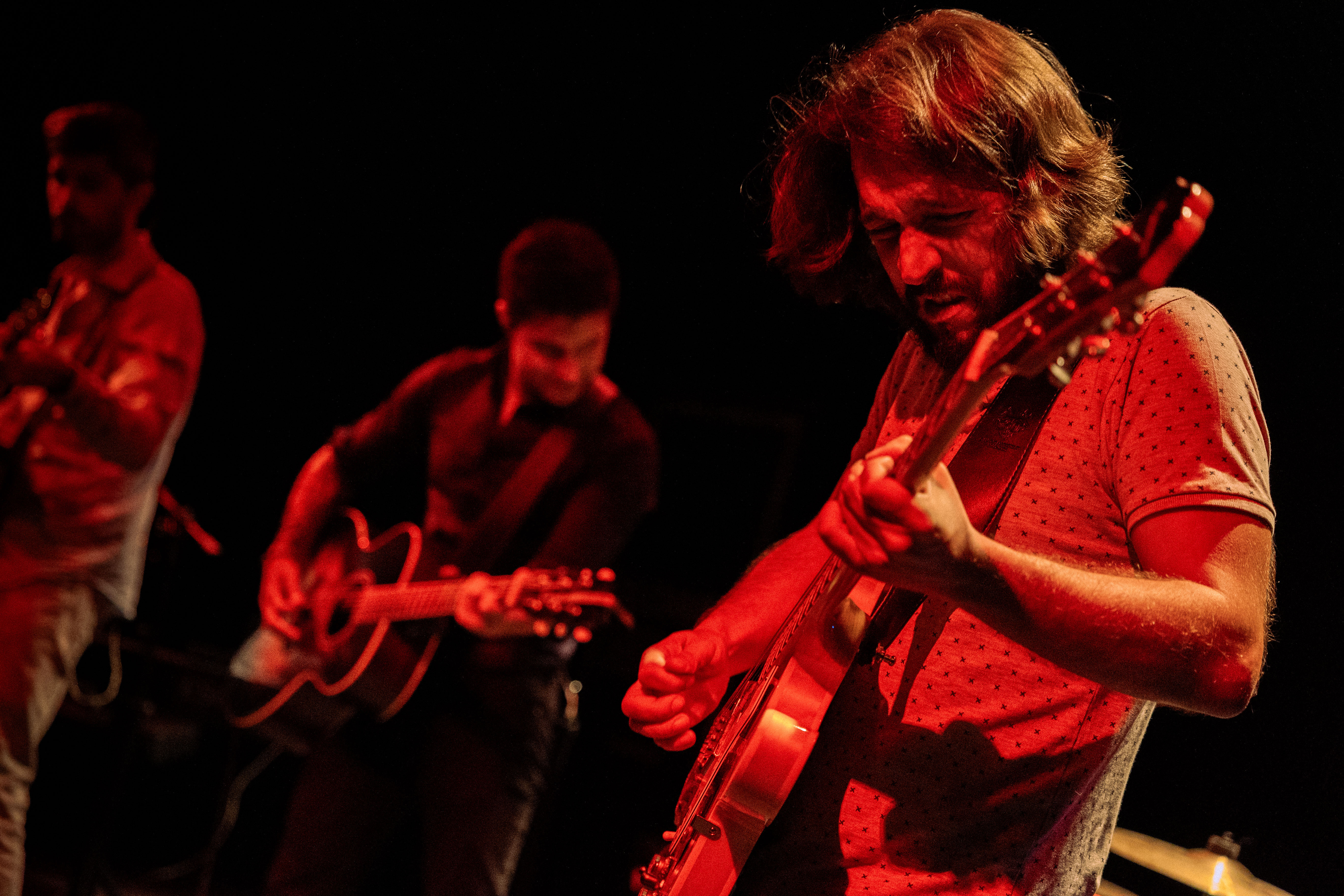 Guitarrista de Soulnami mientras afina las cuerdas