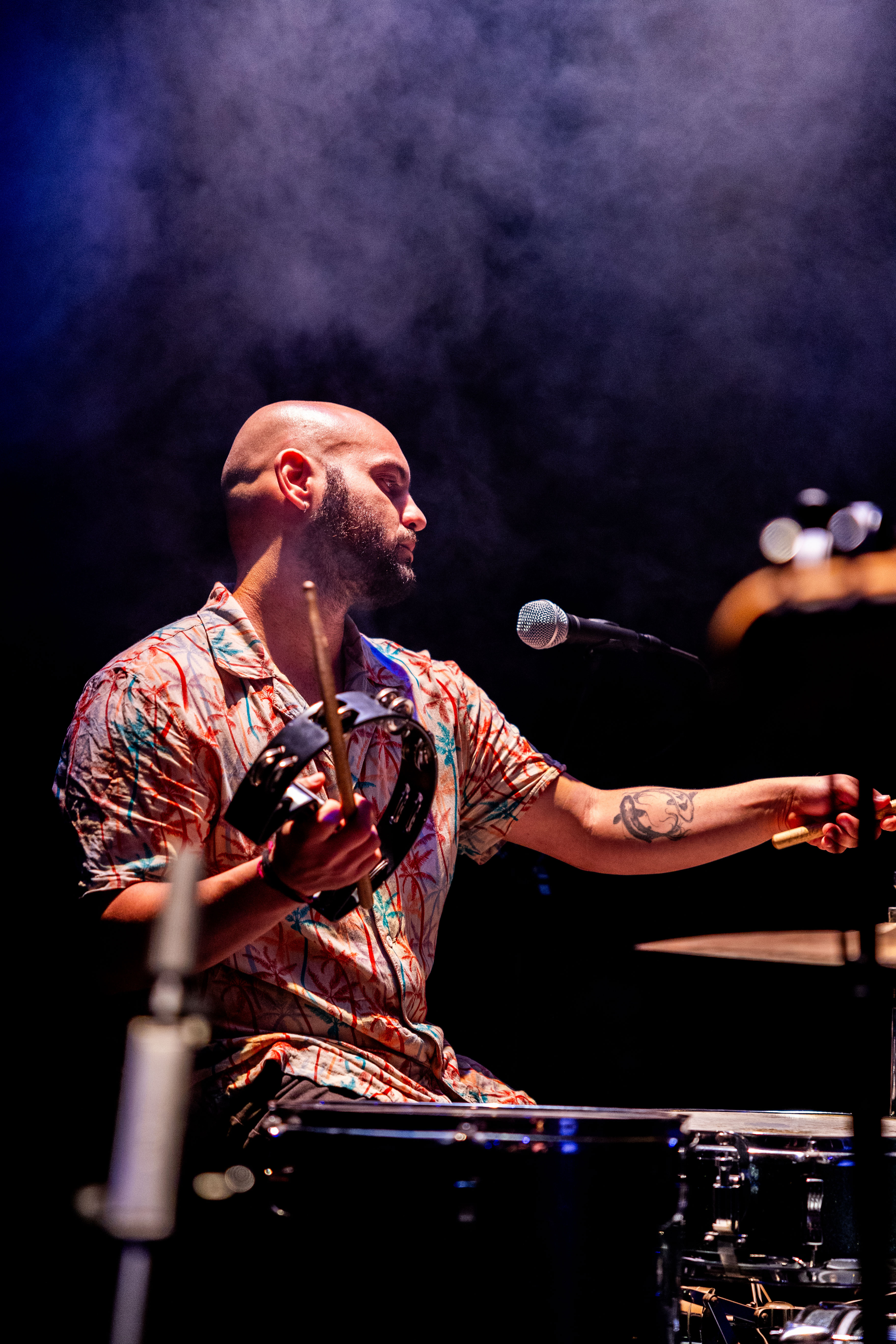 Retrato del batería de Soulnami mientras toca la batería