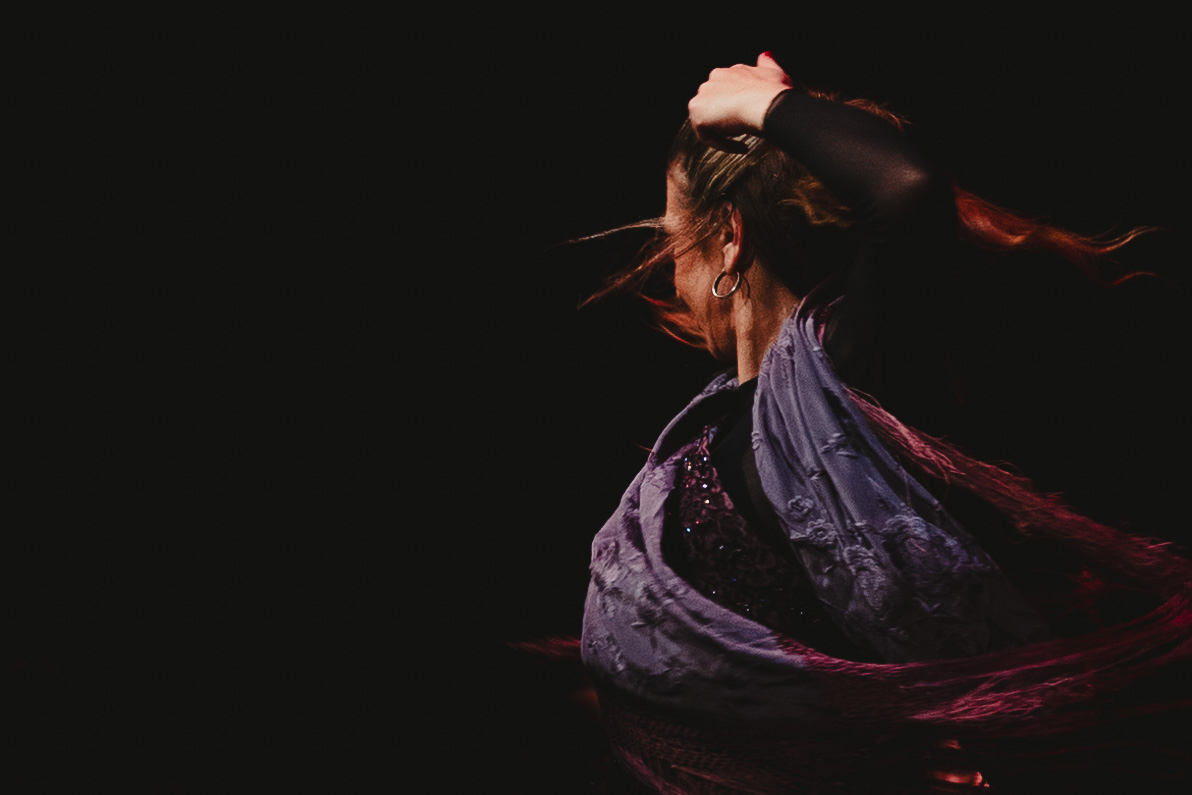 Guitarrista de Soulnami mientras afina las cuerdas