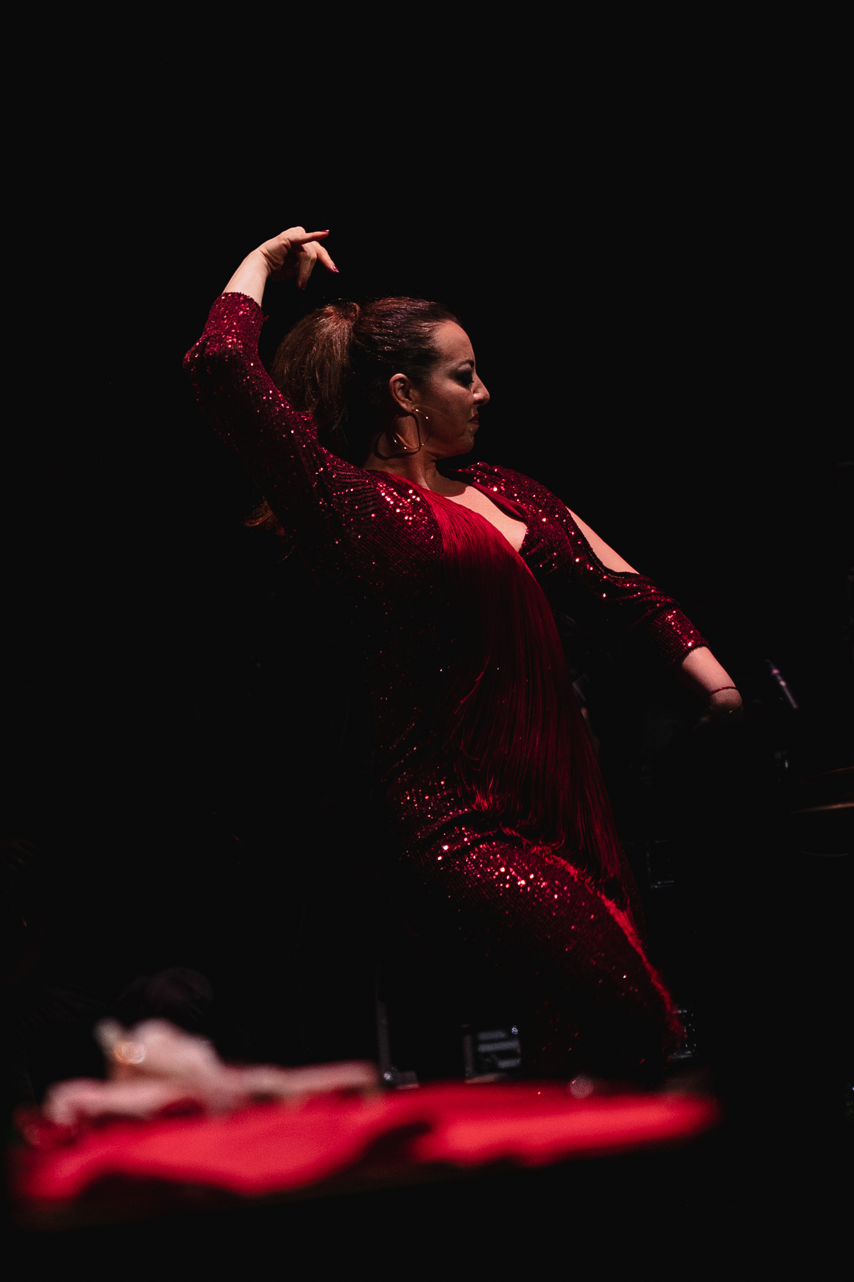 Guitarrista de Soulnami mientras afina las cuerdas