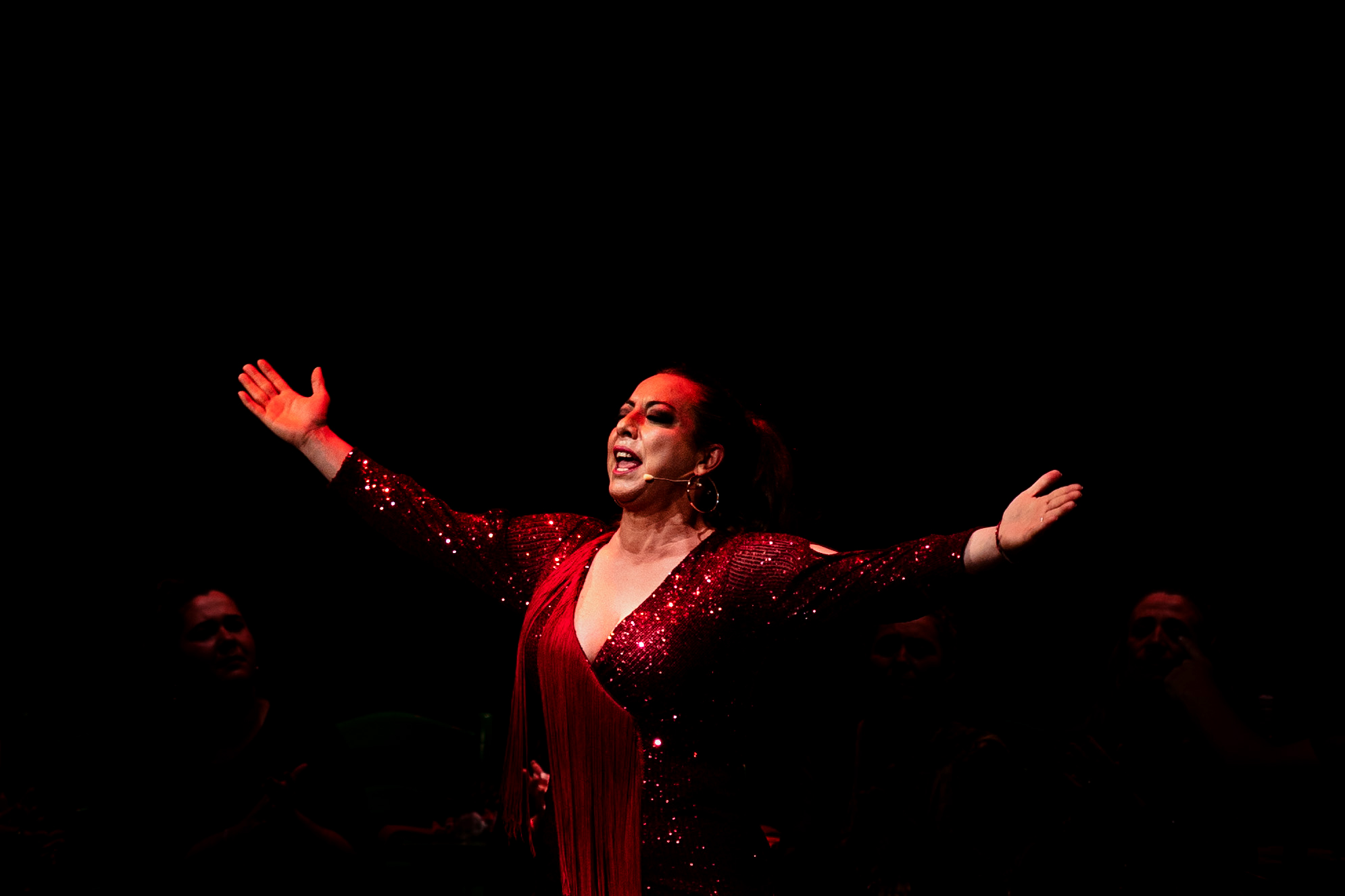 Guitarrista de Soulnami mientras afina las cuerdas