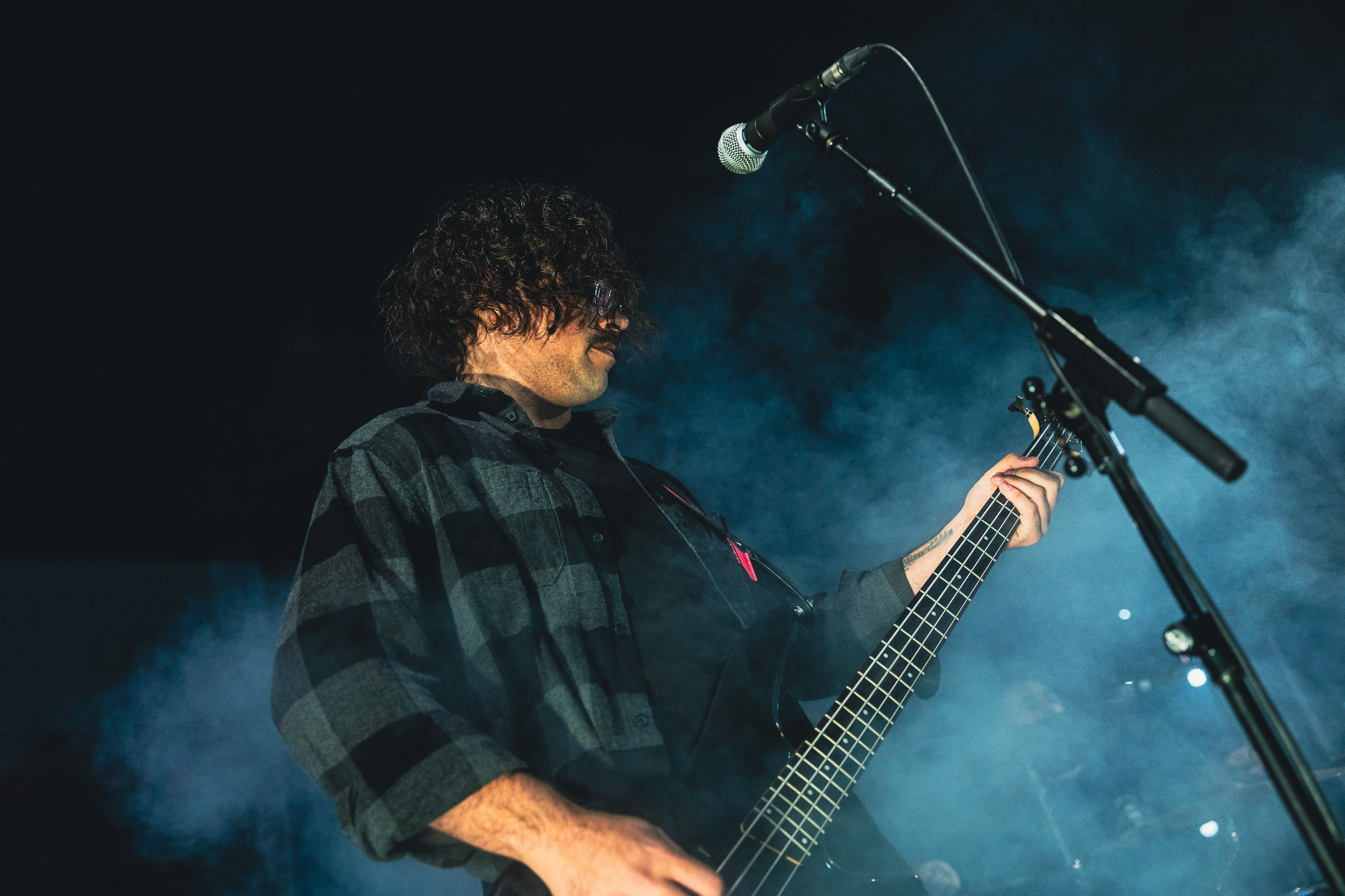 Guitarrista de Soulnami mientras afina las cuerdas