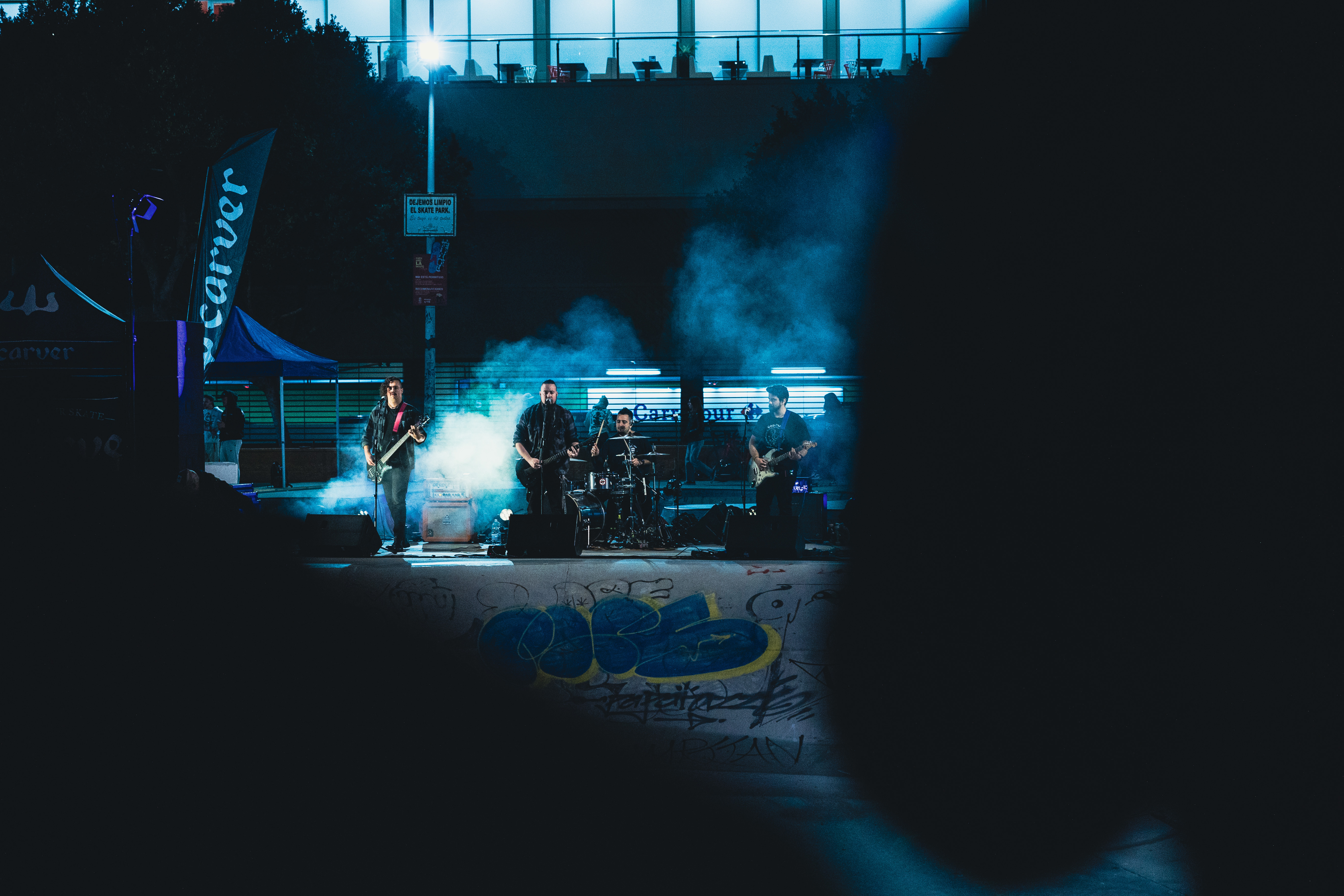 Guitarrista de Soulnami mientras afina las cuerdas