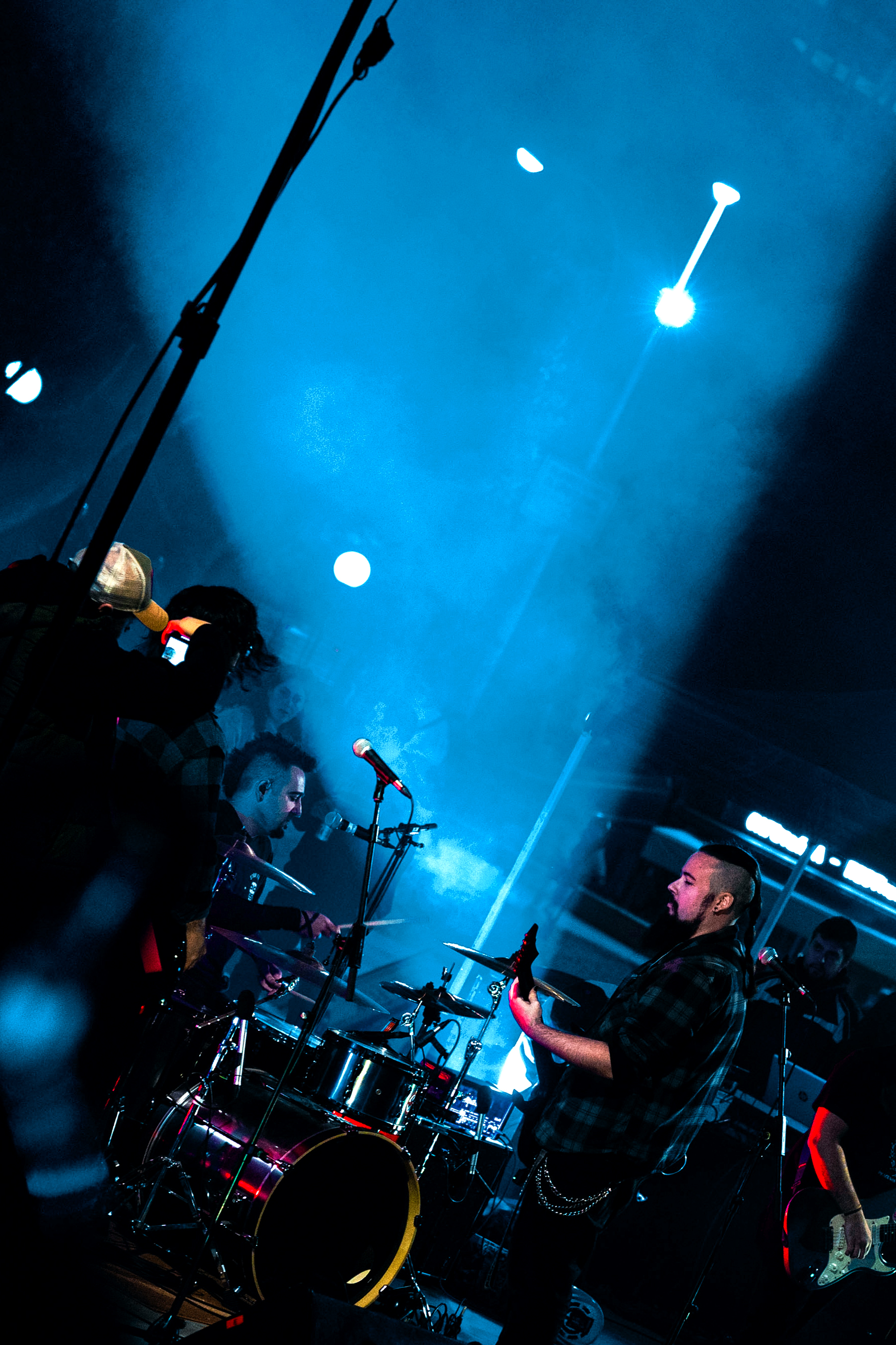 Guitarrista de Soulnami mientras afina las cuerdas