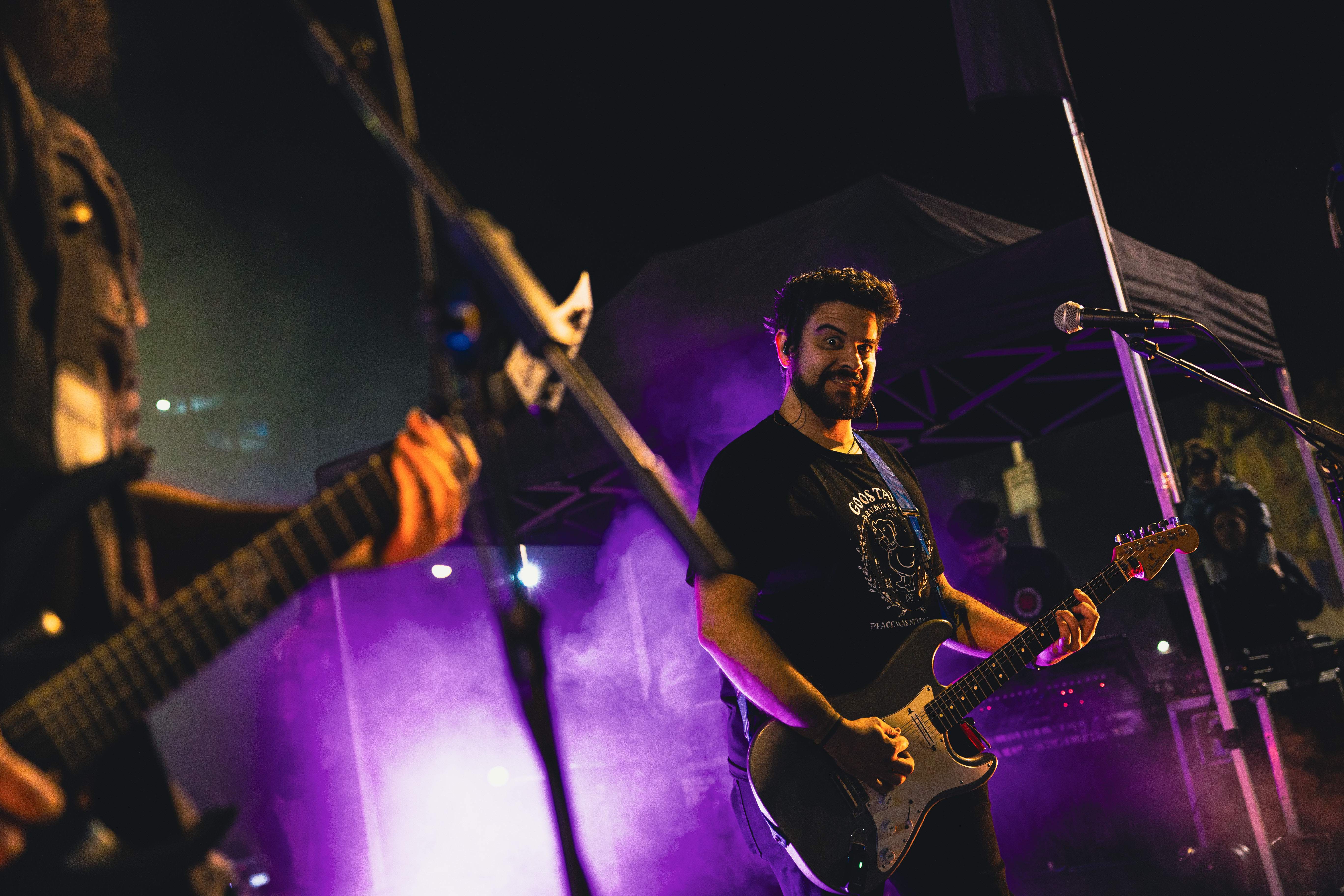 Guitarrista de Soulnami mientras afina las cuerdas