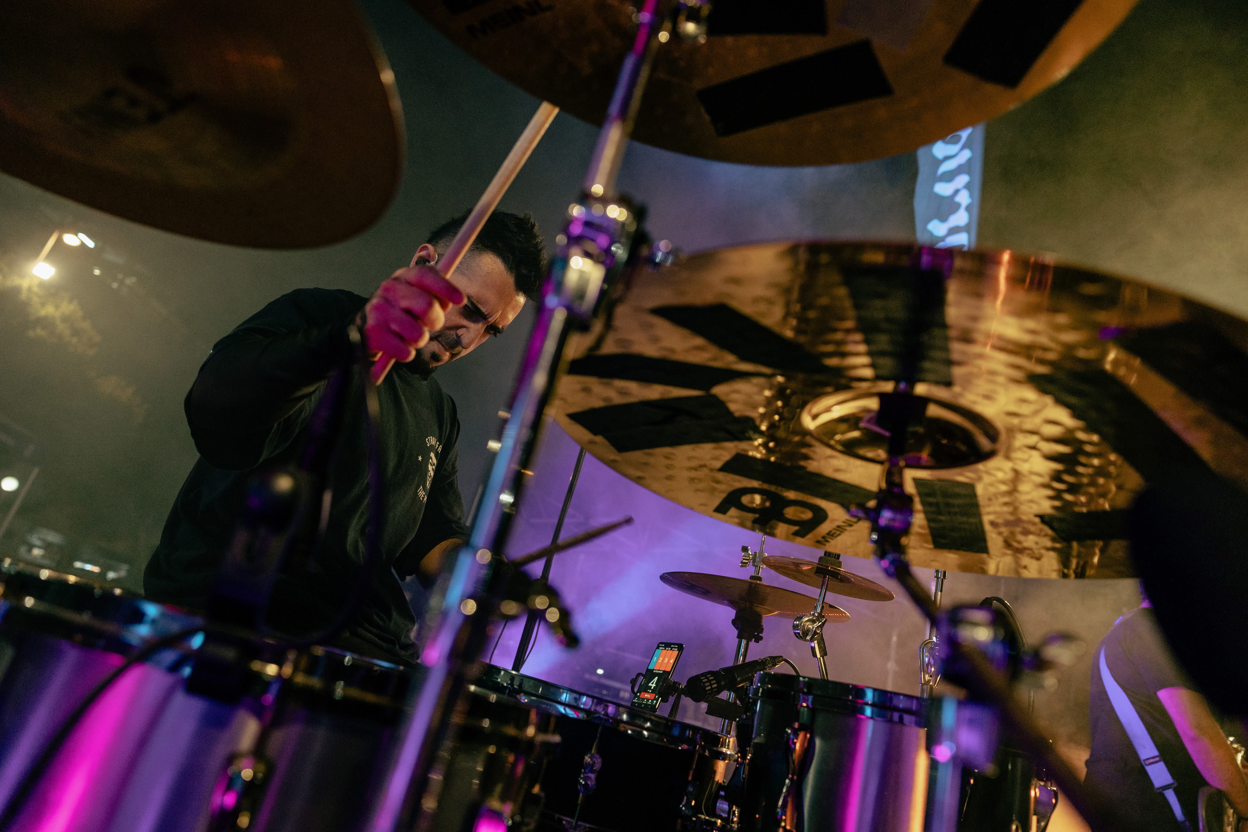 Guitarrista de Soulnami mientras afina las cuerdas