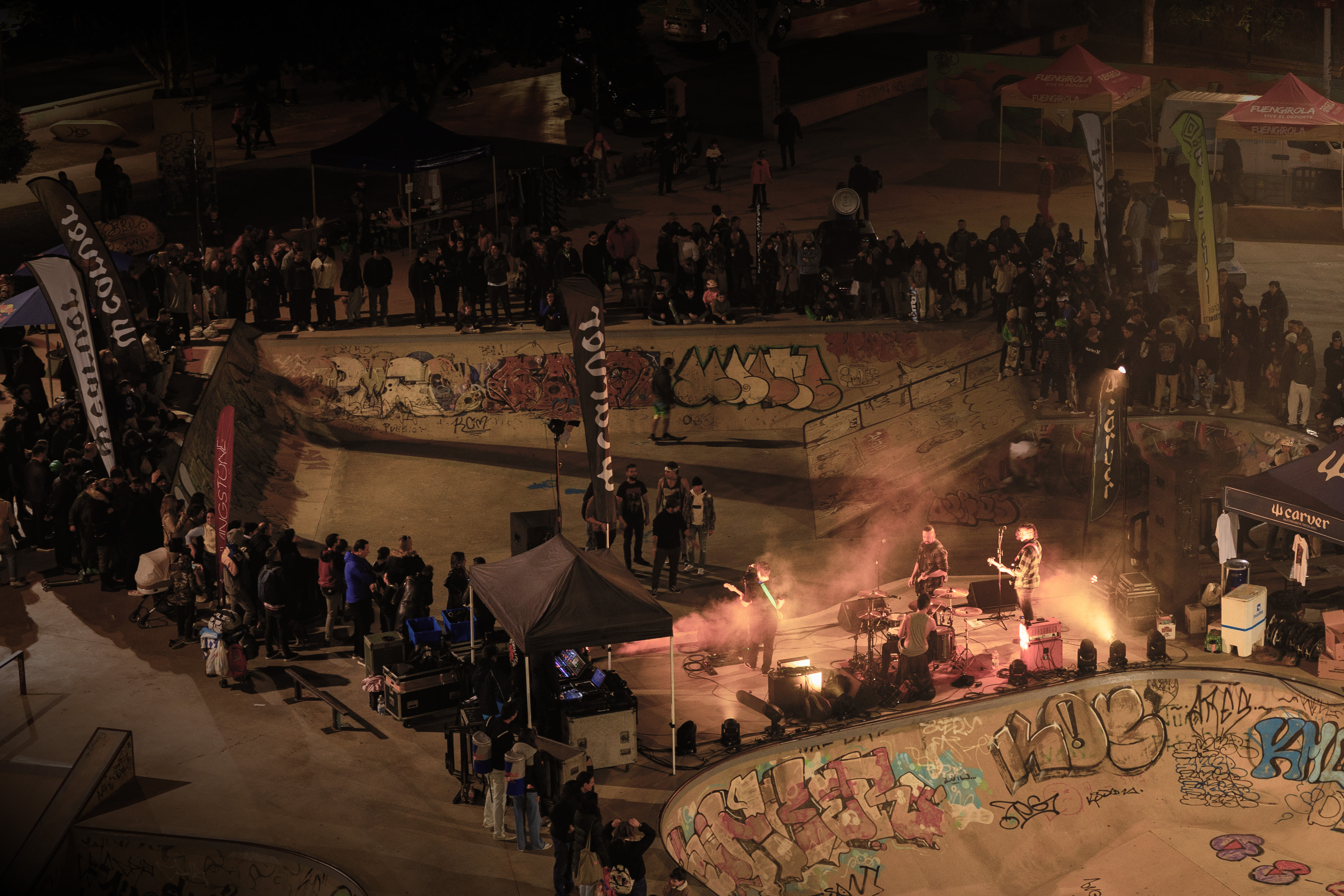 Guitarrista de Soulnami mientras afina las cuerdas