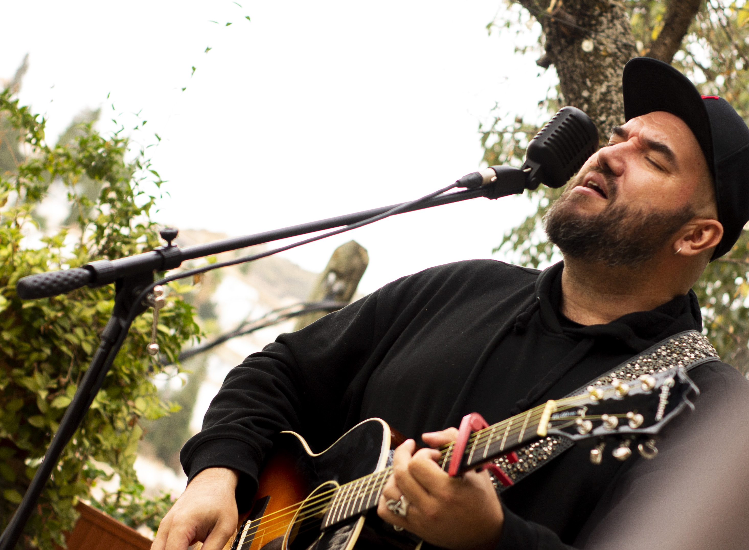 Guitarrista de Soulnami mientras afina las cuerdas