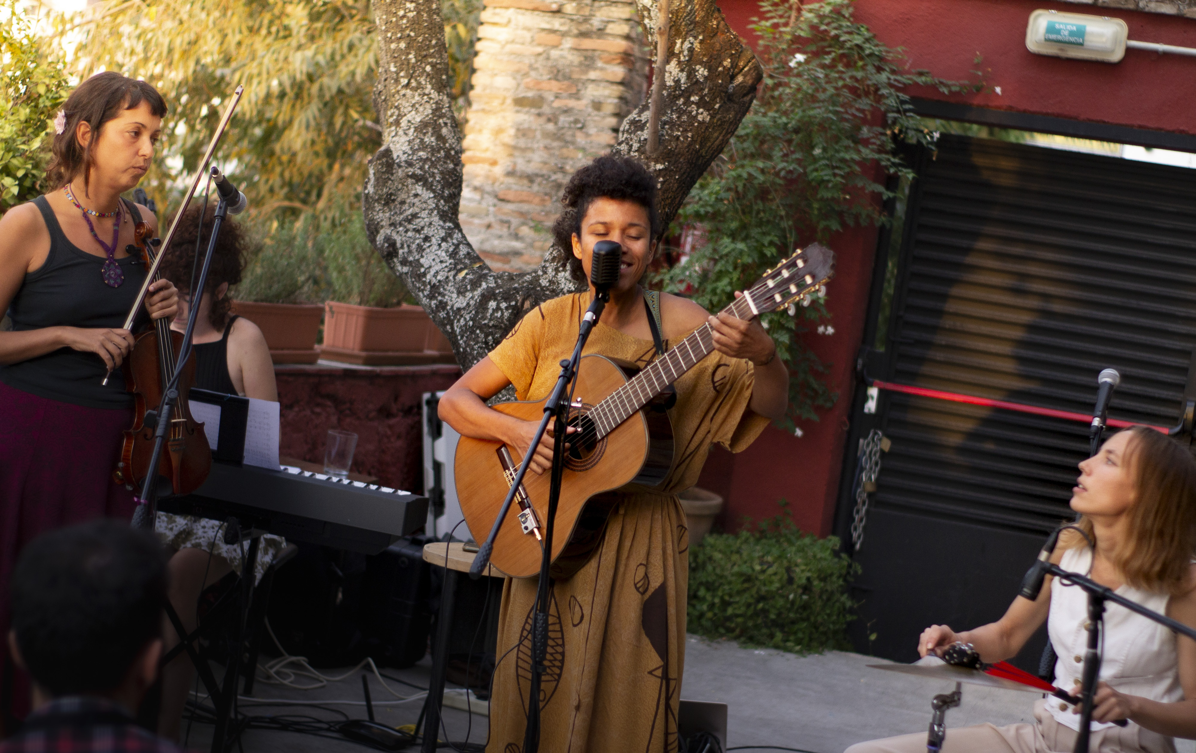 Guitarrista de Soulnami mientras afina las cuerdas
