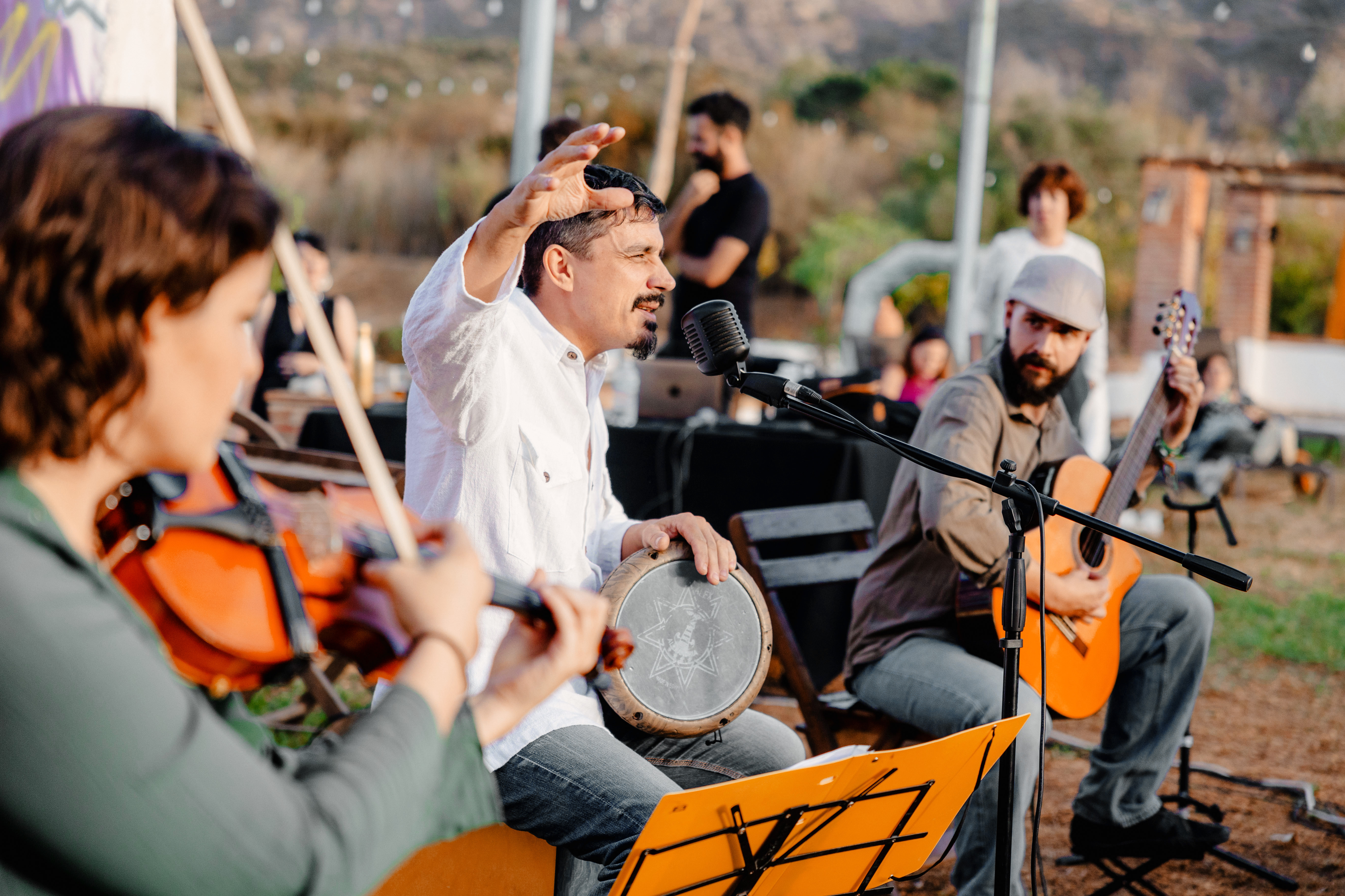 Guitarrista de Soulnami mientras afina las cuerdas