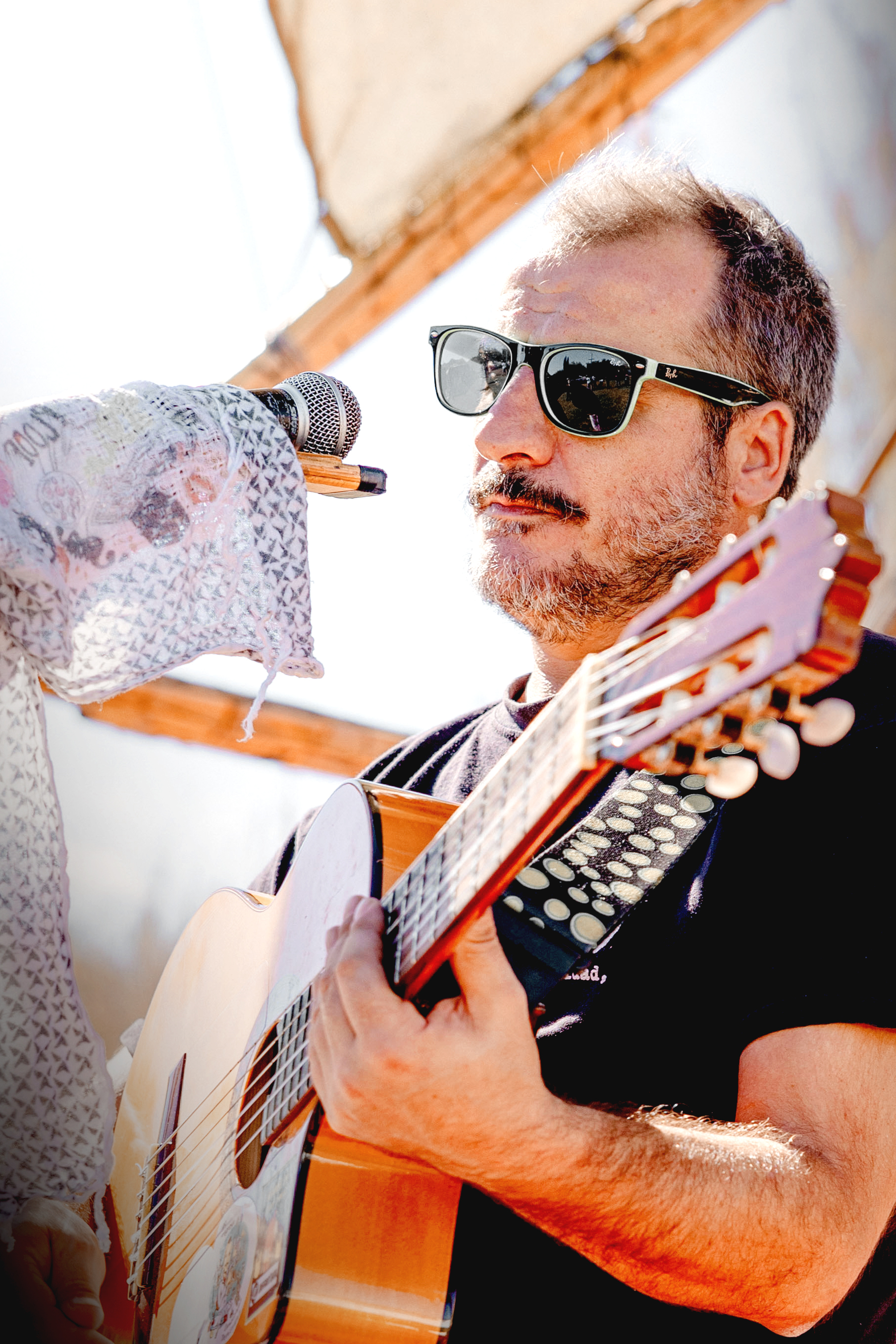 Guitarrista de Soulnami mientras afina las cuerdas