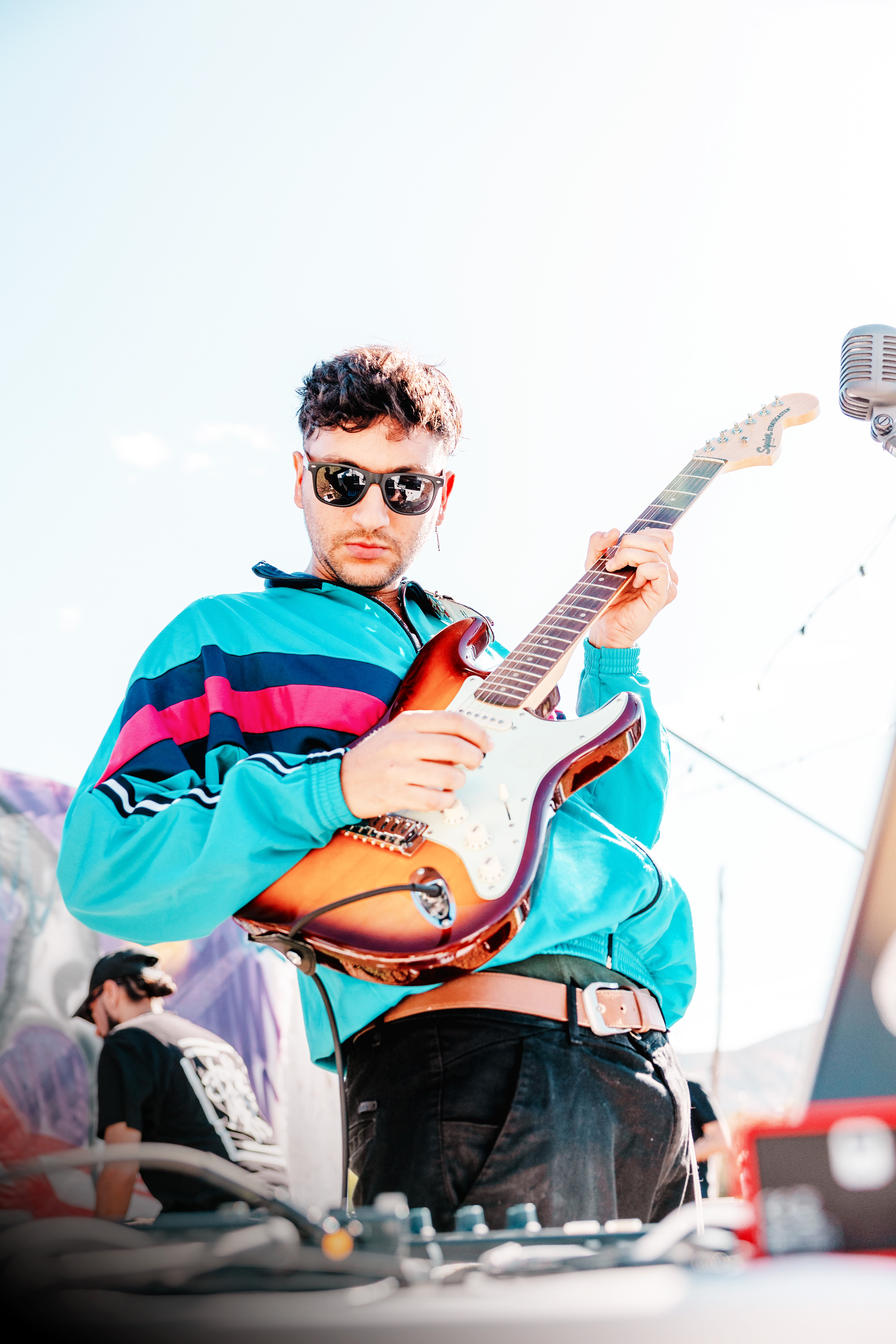 Guitarrista de Soulnami mientras afina las cuerdas