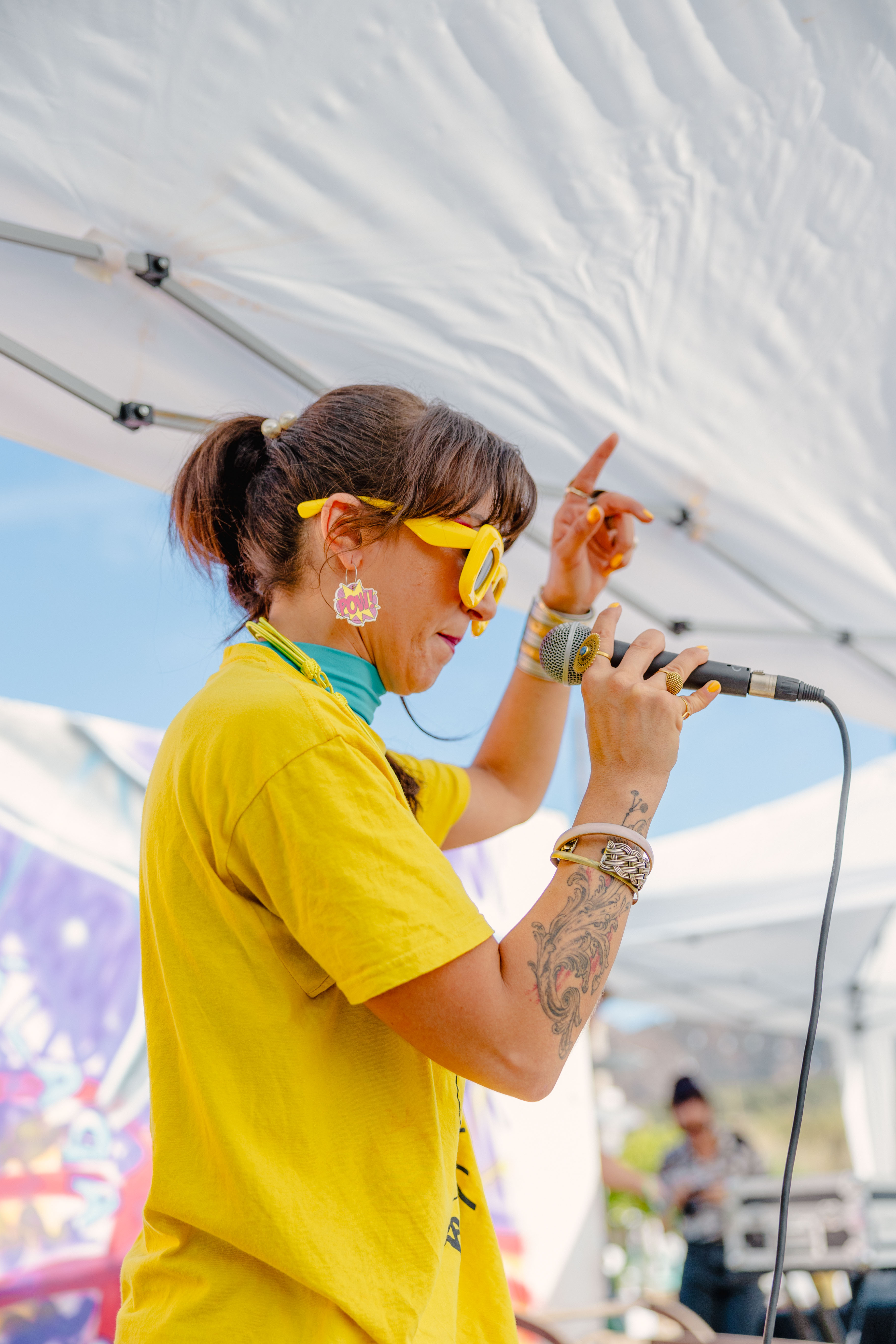 Guitarrista de Soulnami mientras afina las cuerdas