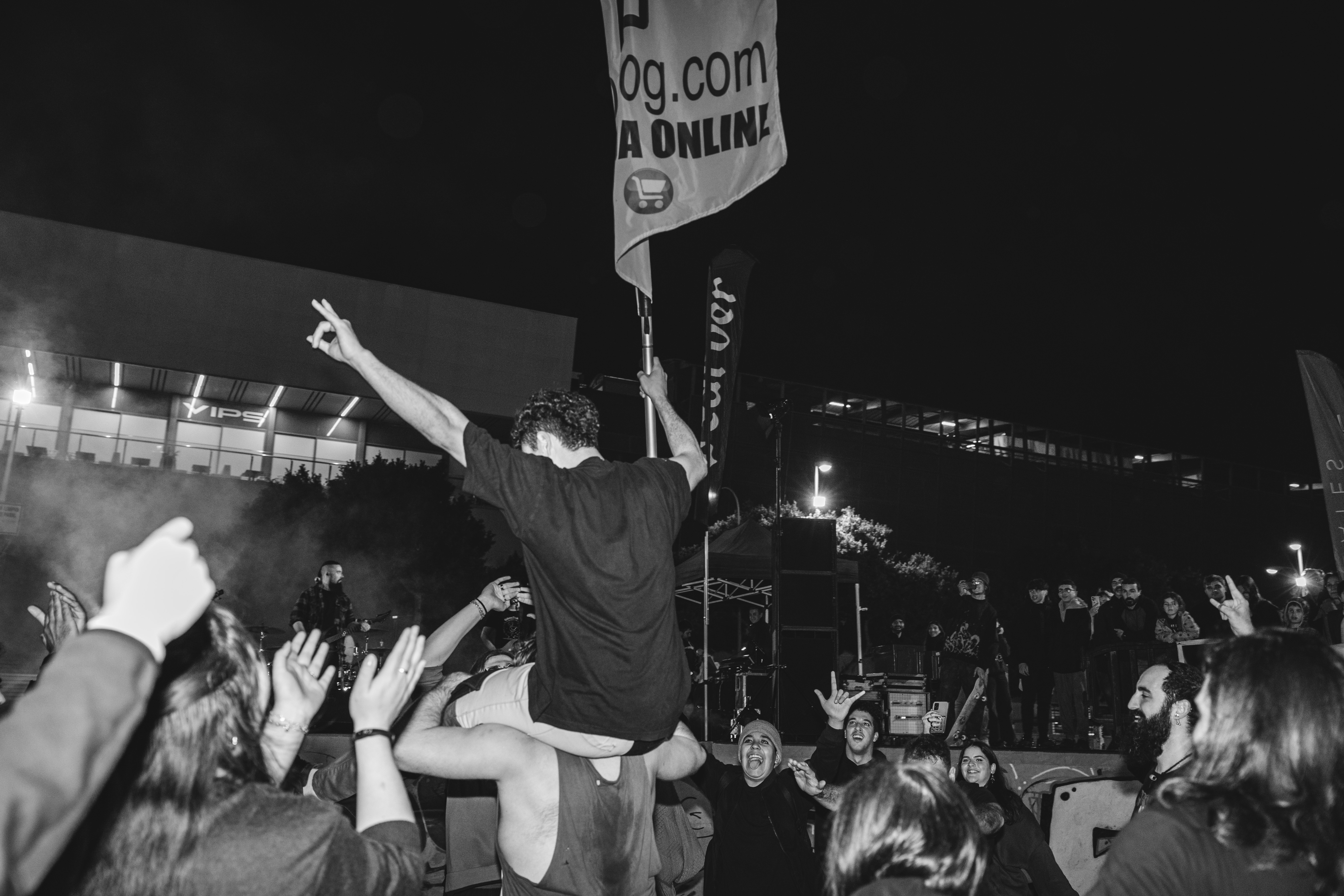 Guitarrista de Soulnami mientras afina las cuerdas