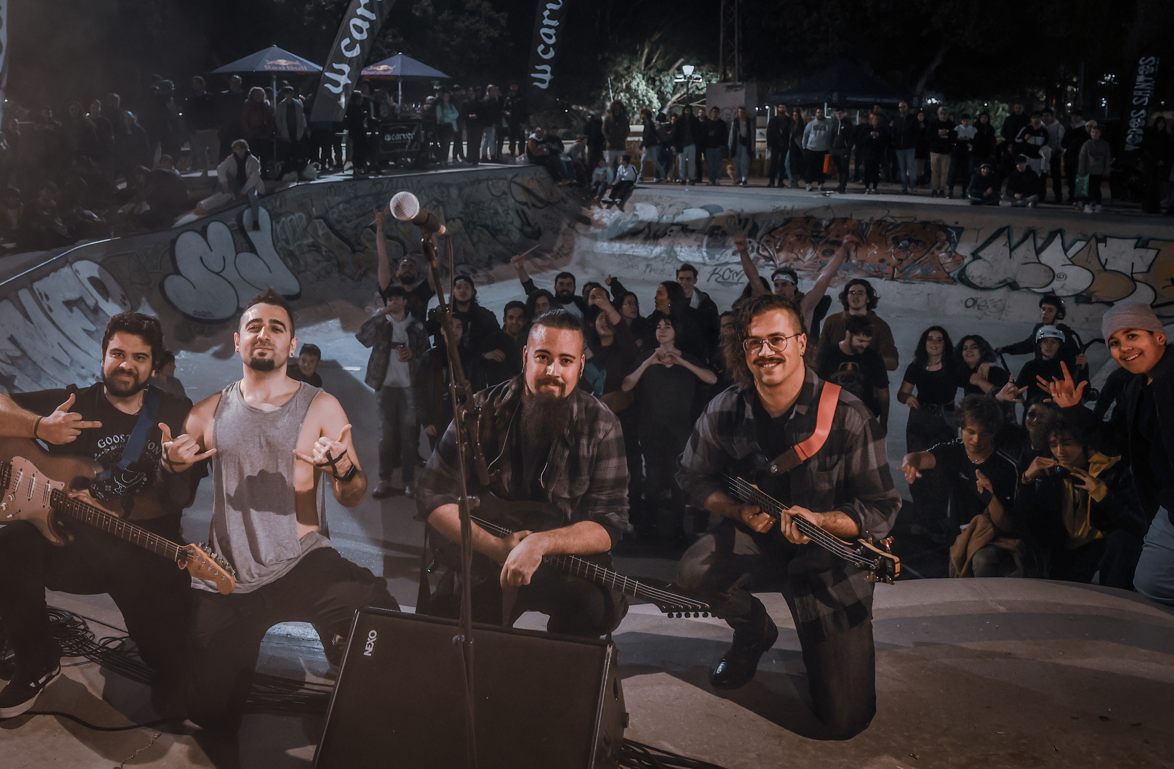 Guitarrista de Soulnami mientras afina las cuerdas