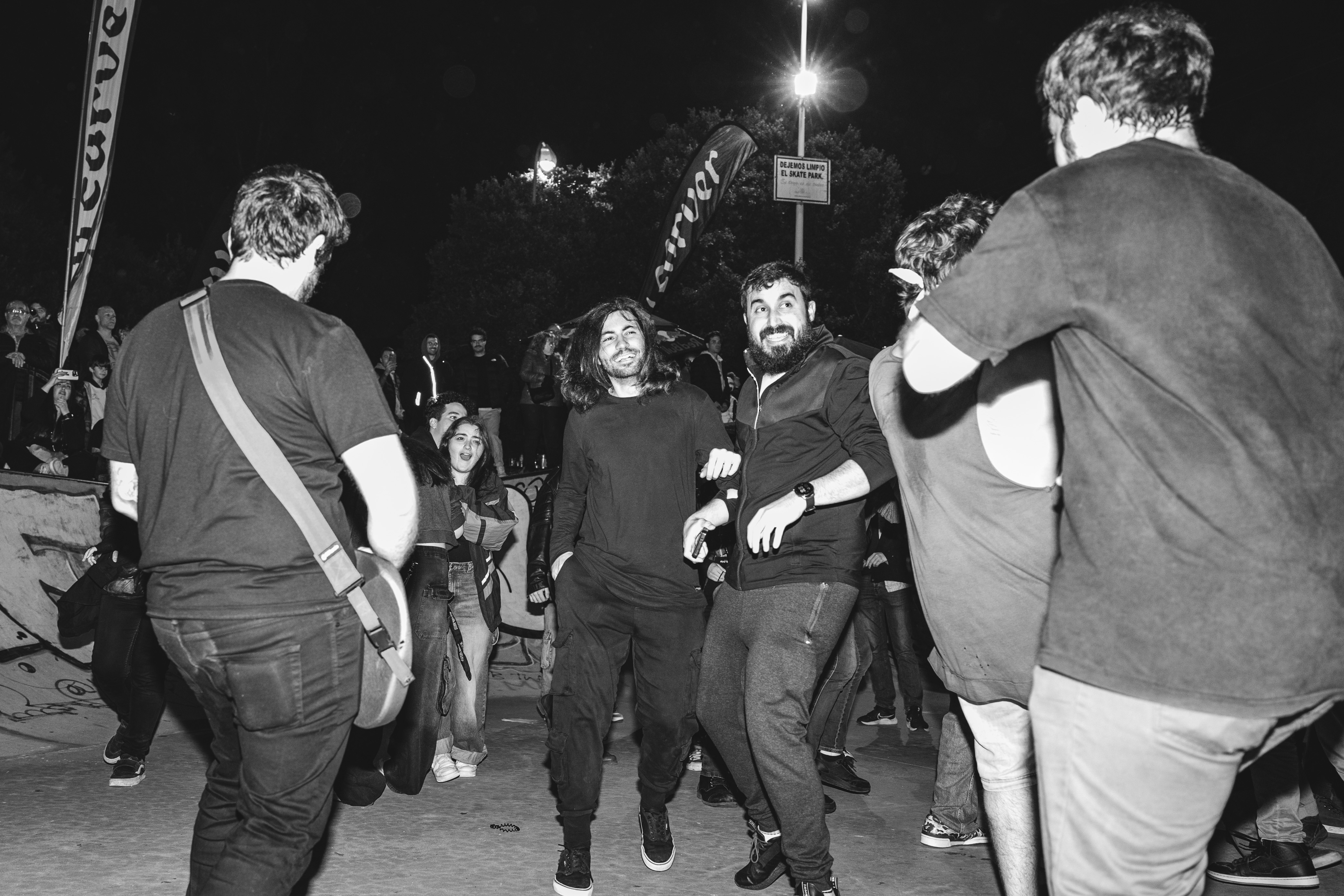 Guitarrista de Soulnami mientras afina las cuerdas