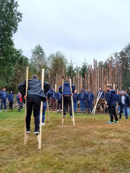 Stylte konkurranse på temafest ute