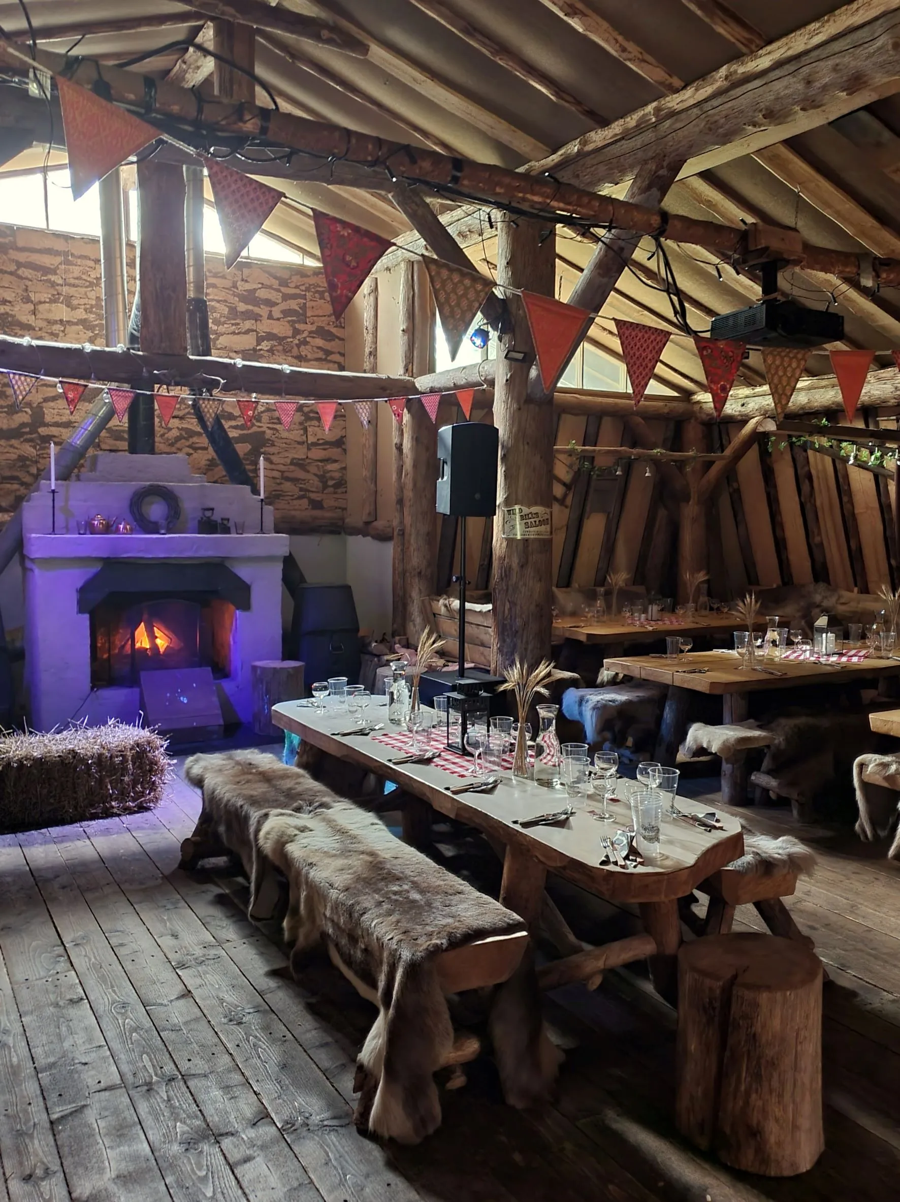 Stemning i lokalene til Saga Event med peis. Dekket til fest.