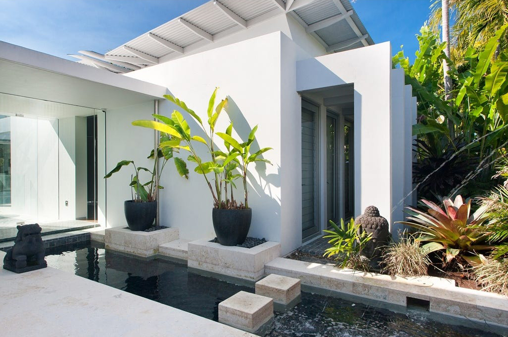 Resort style, tropical entrance to an architecturally designed house. Constructed by Evolution Property.