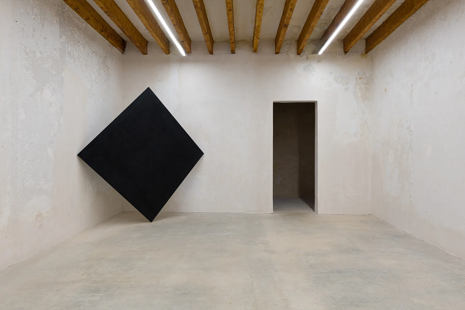 Exhibition view 'Deconstructie', Proyecto Reme, Palma de Mallorca (2025-2026). Artwork: Lozenge Painting Palma 01 (2025). Photo: Juan David Cortés