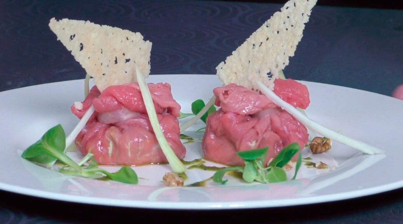Fagottini di carne cruda con robiola, pesto e pinoli tostati
