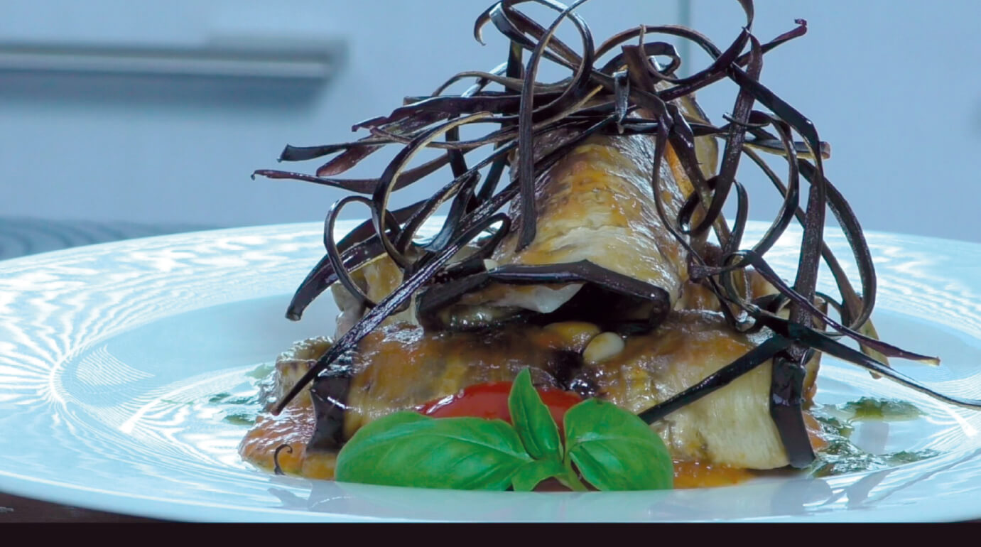 Involtino di pesce spada con melanzane, pomodorini e gocce di pesto