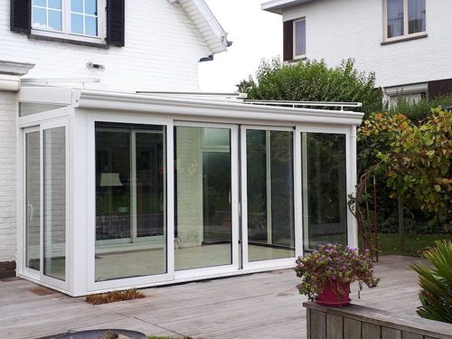 Witte veranda voor klassieke woning