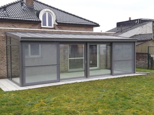 Aangebouwde veranda met vliegenramen