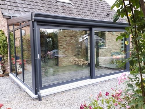 Veranda met zicht op de tuin