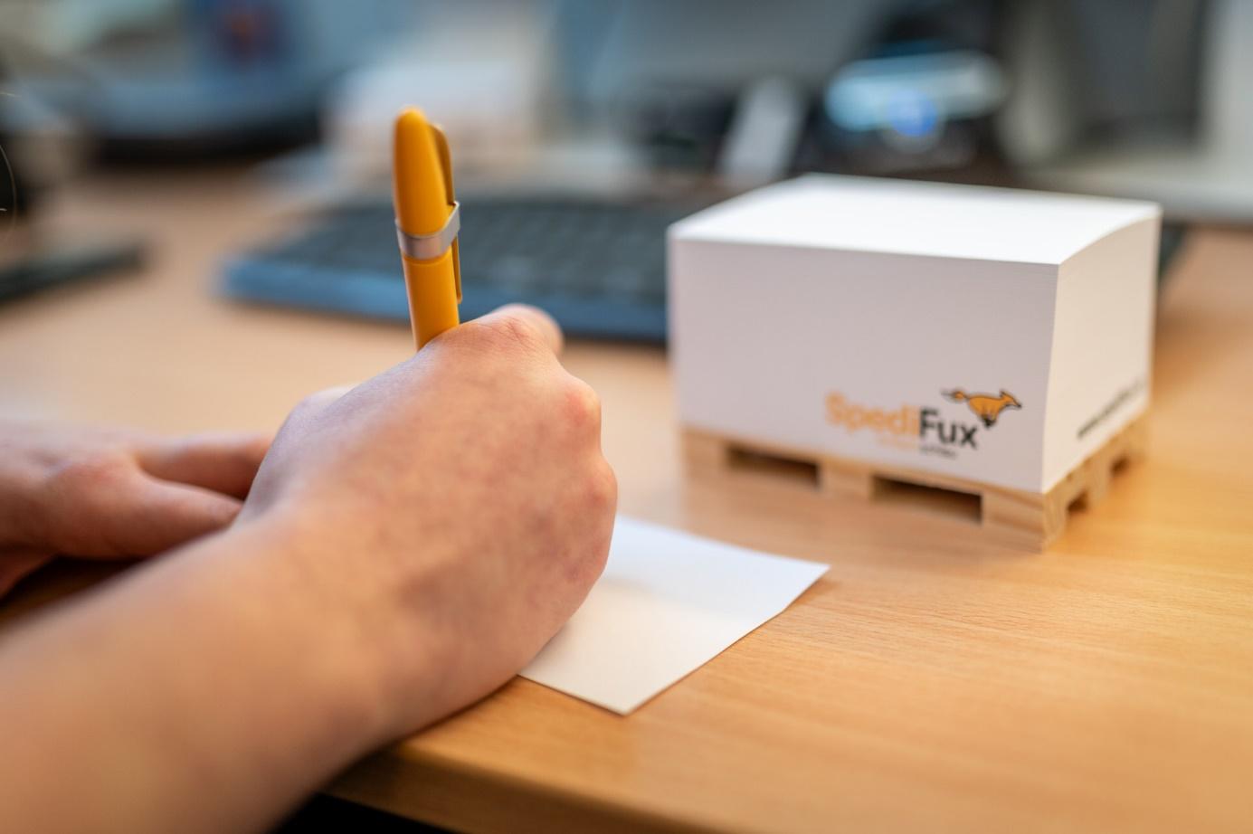 Ein Bild, das Im Haus, Büroausstattung, Person, Tisch enthält.KI-generierte Inhalte können fehlerhaft sein.