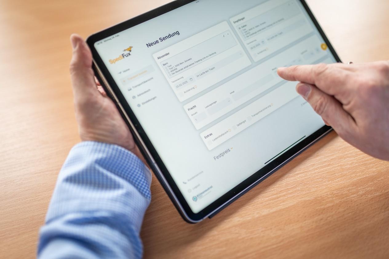Ein Bild, das Person, Text, Tablet, Kommunikationsgerät enthält.KI-generierte Inhalte können fehlerhaft sein.