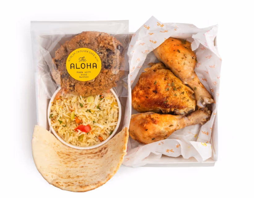 Box with chicken, pita bread, salad and cookie